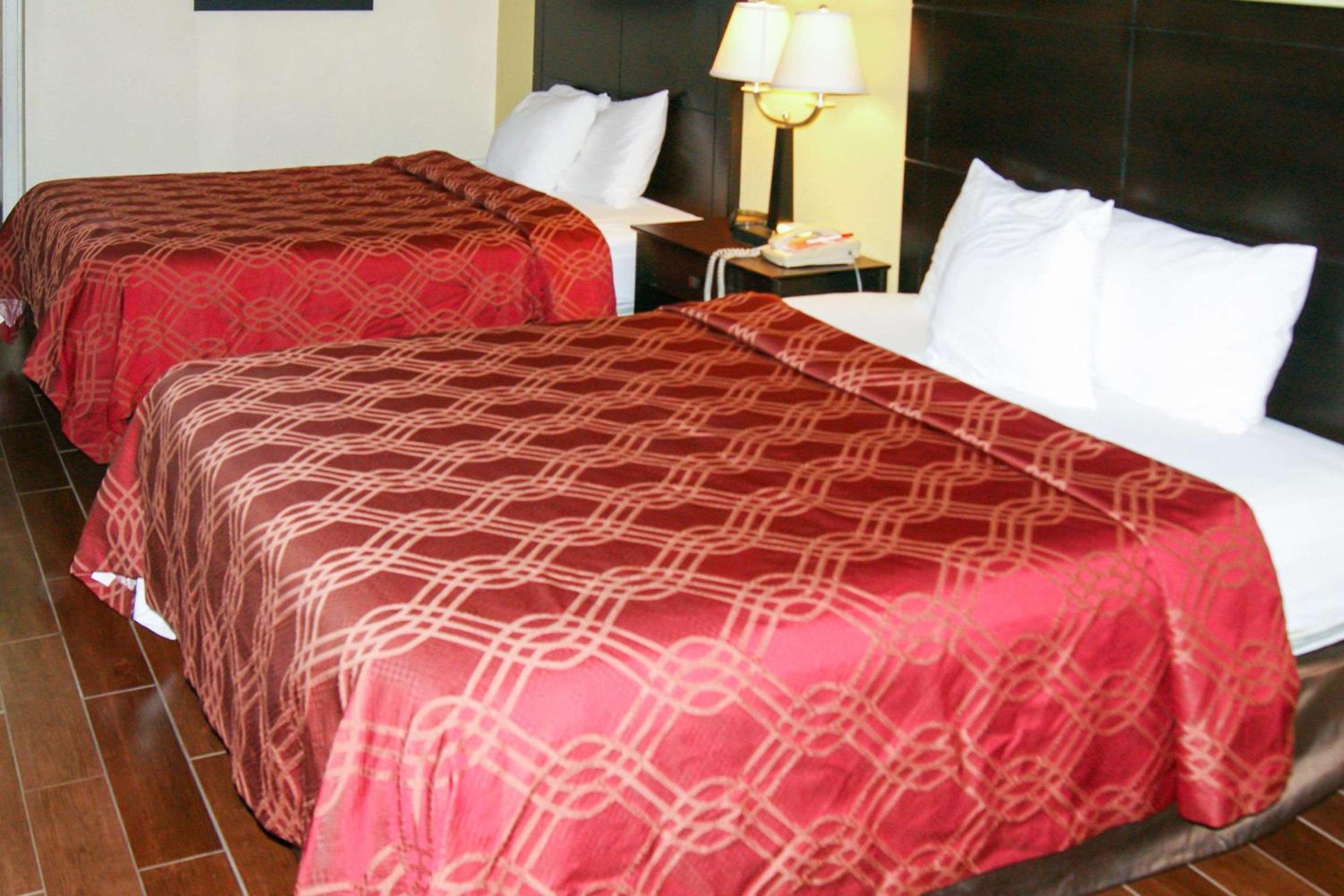 Queen Room with Two Queen Beds - Non-Smoking - Photo 2