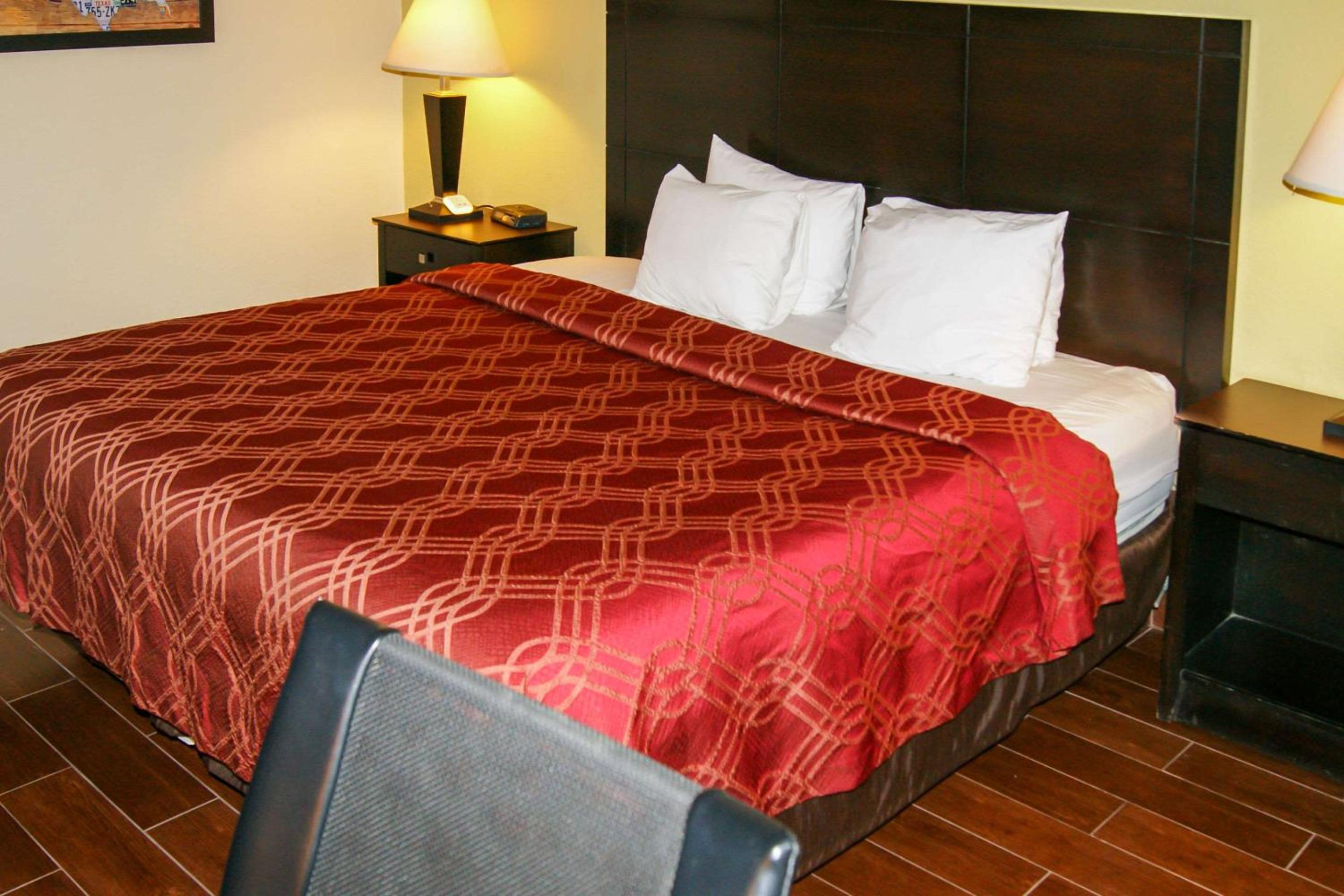 King Suite - Non-Smoking - Photo 3