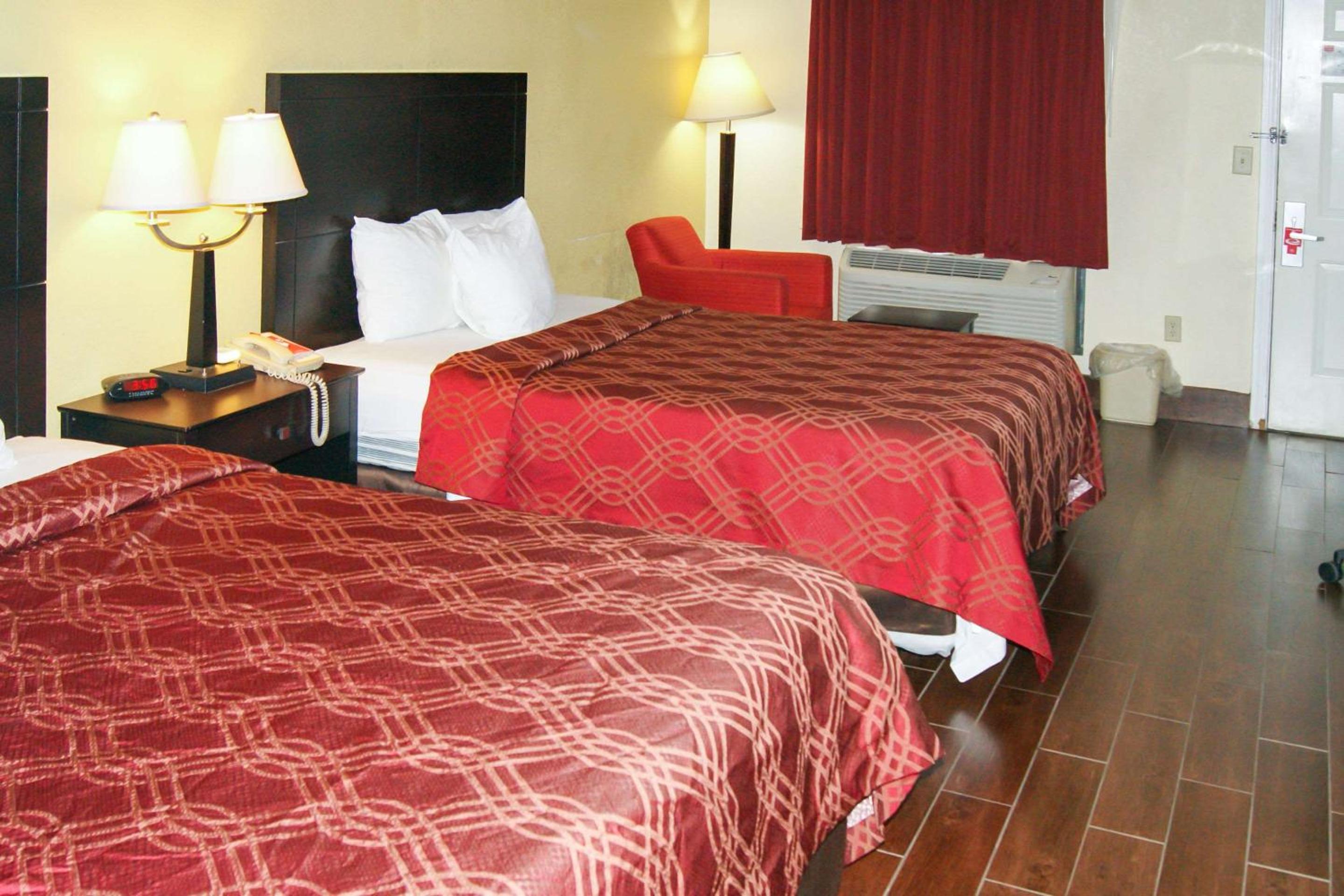 Queen Room with Two Queen Beds - Non-Smoking - Photo 5