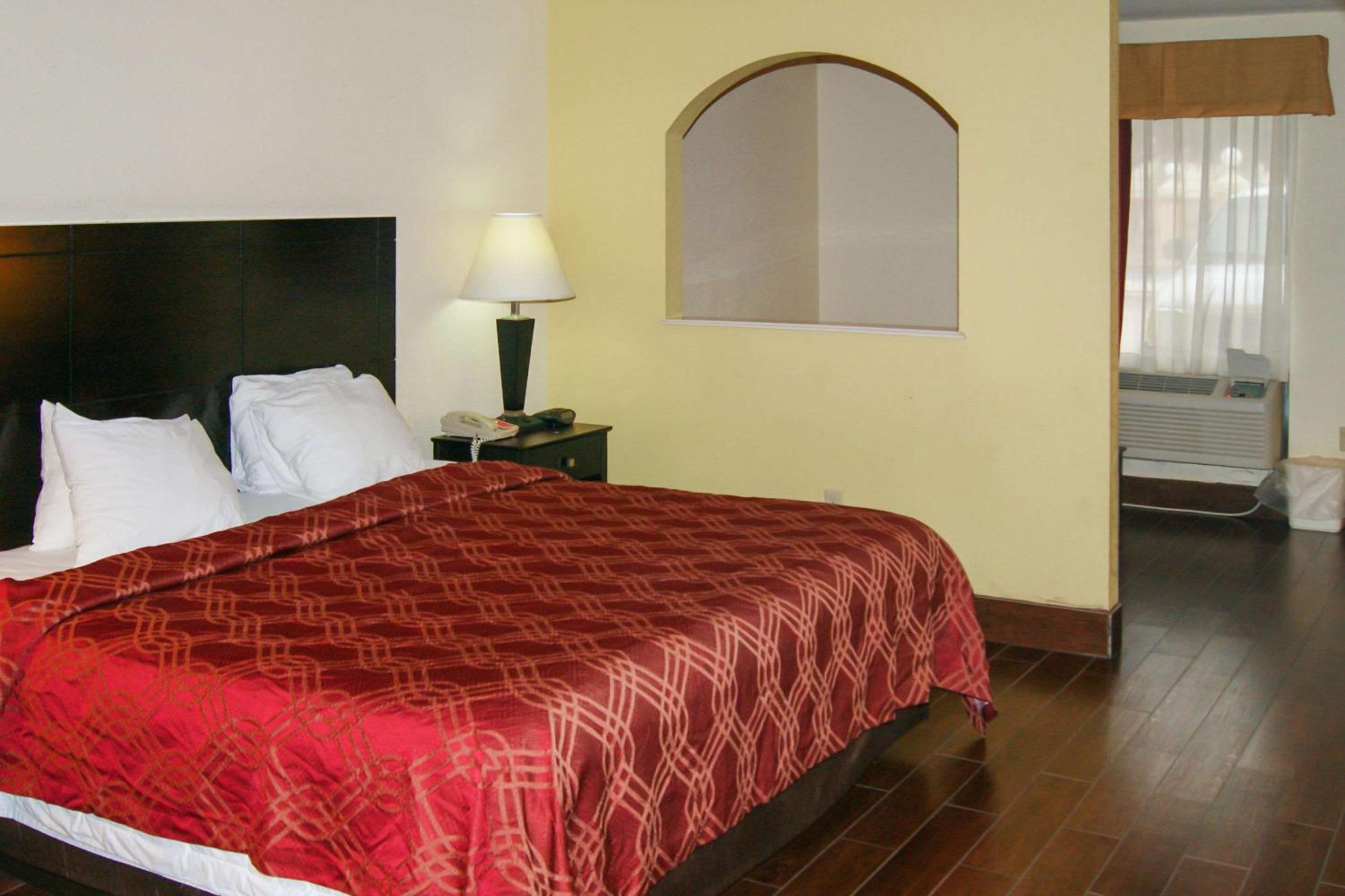 King Suite - Non-Smoking - Photo 2