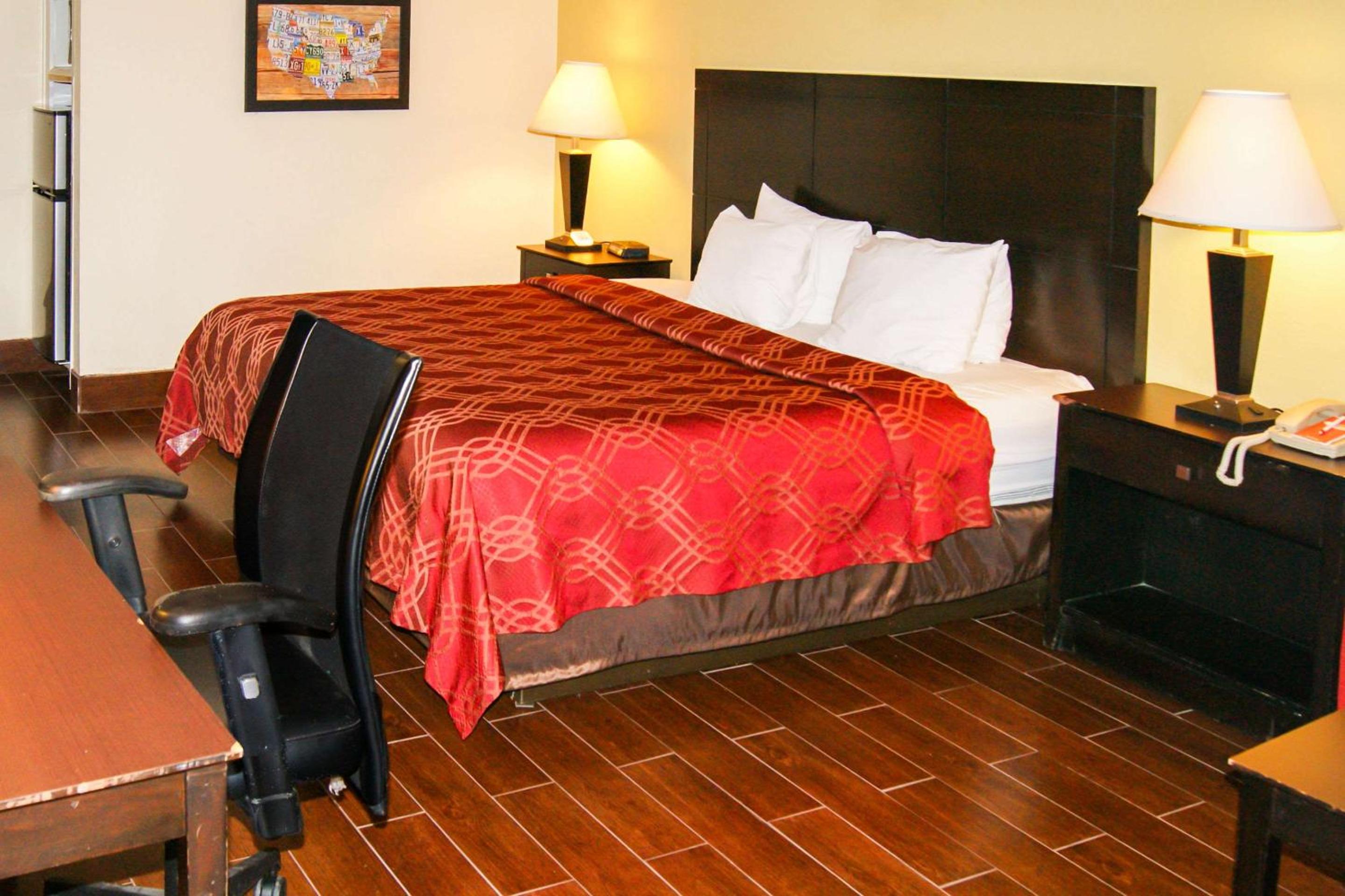King Suite - Non-Smoking - Photo 9