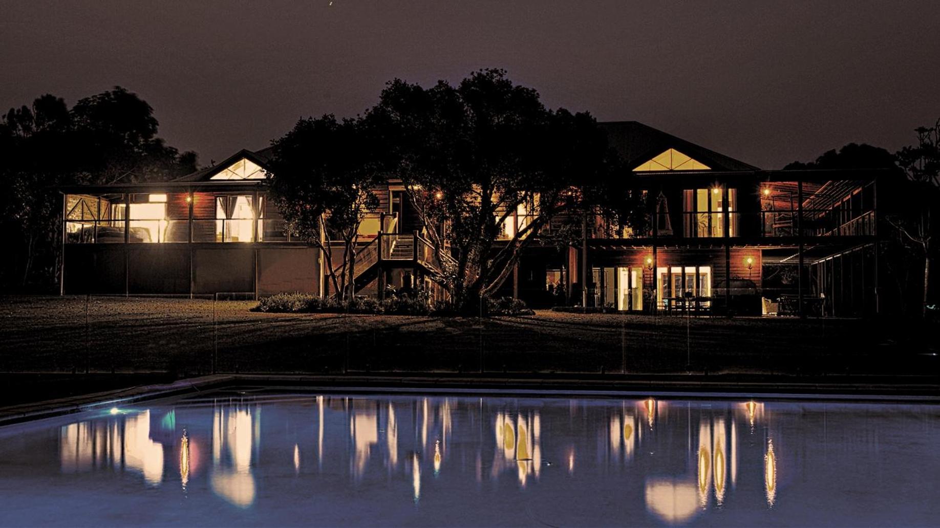 Seven-Bedroom House photo 2