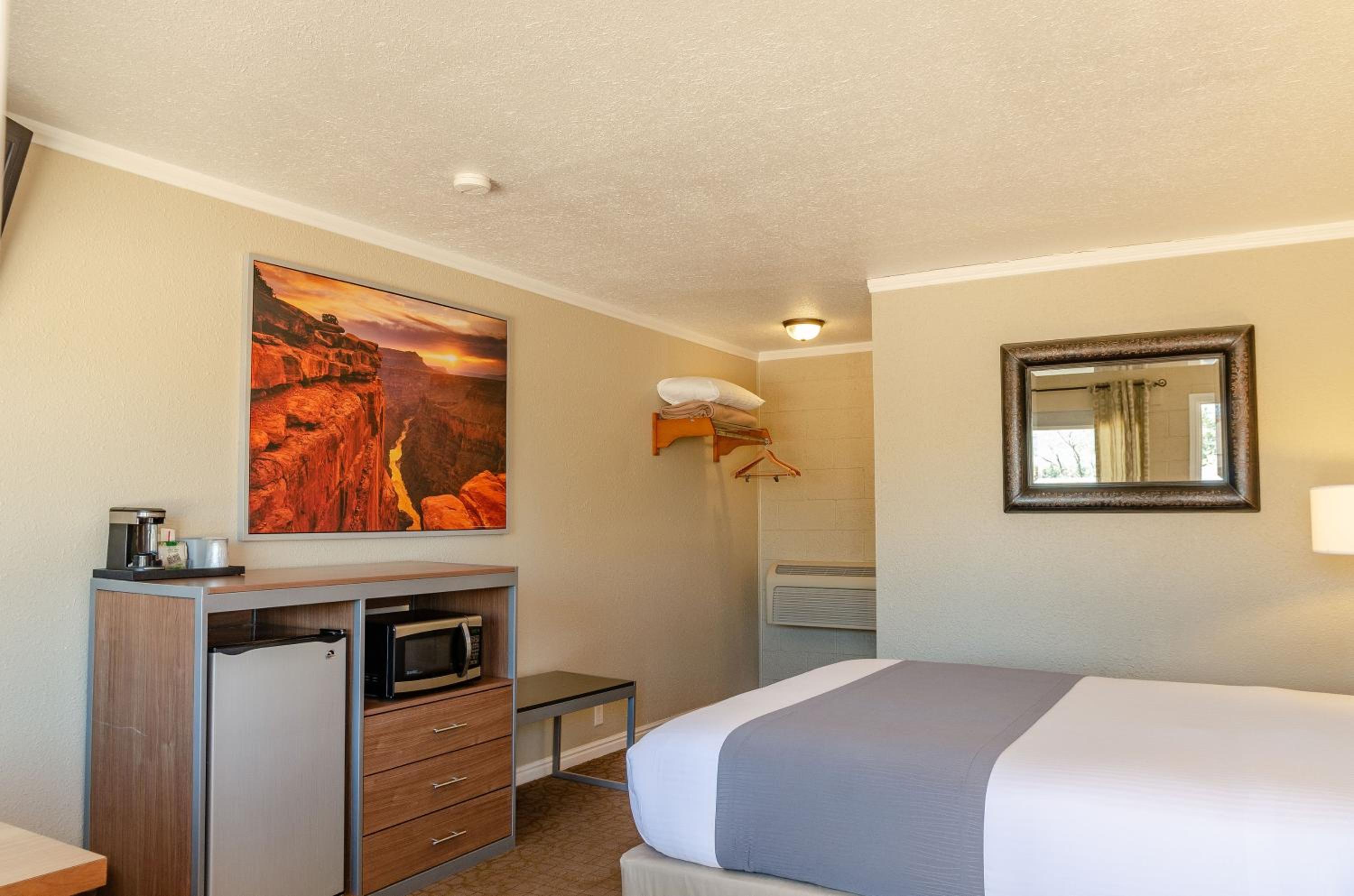 Standard Queen Room-Motel Section - Photo 4
