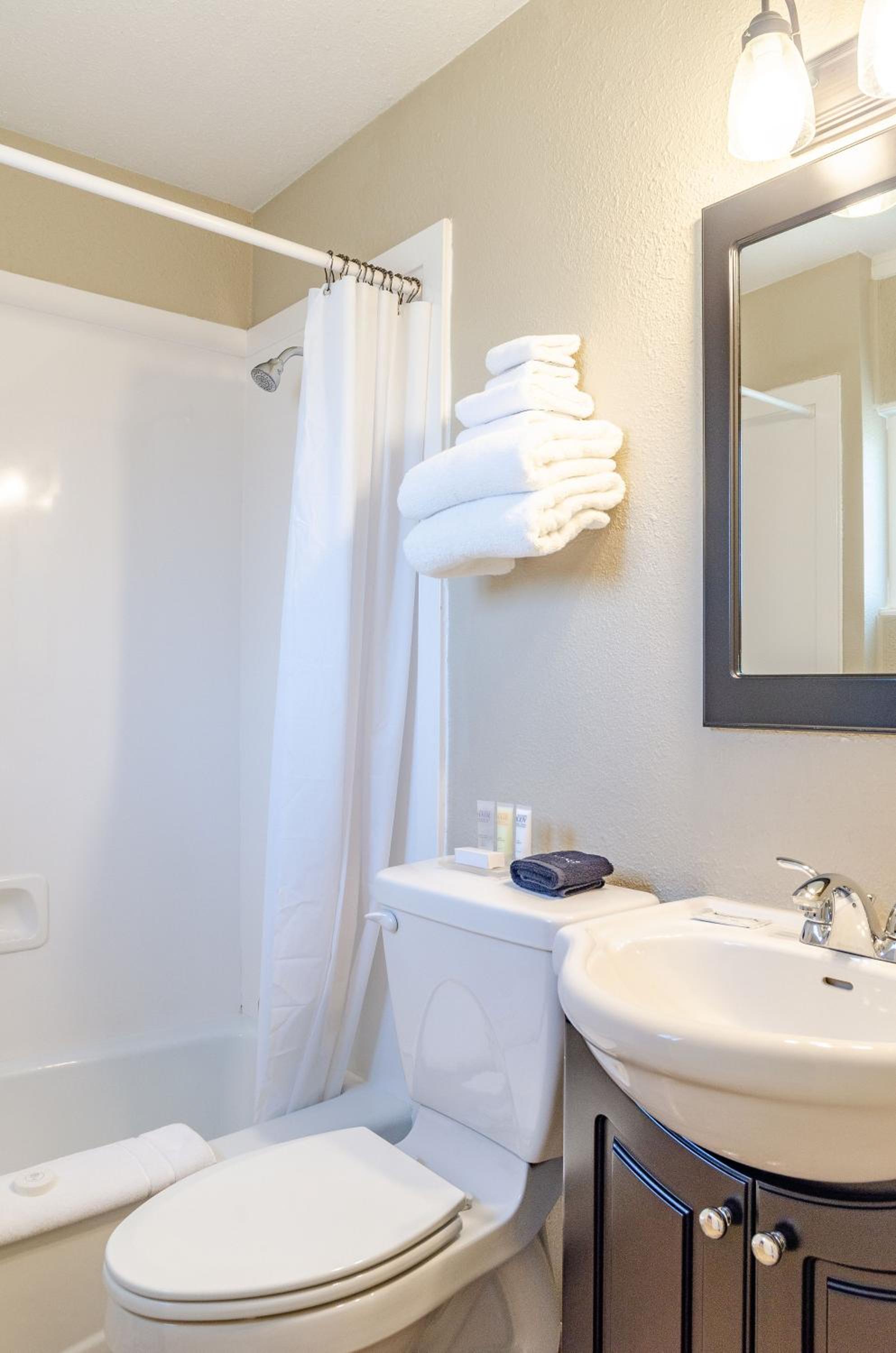 Standard Queen Room-Motel Section - Photo 2