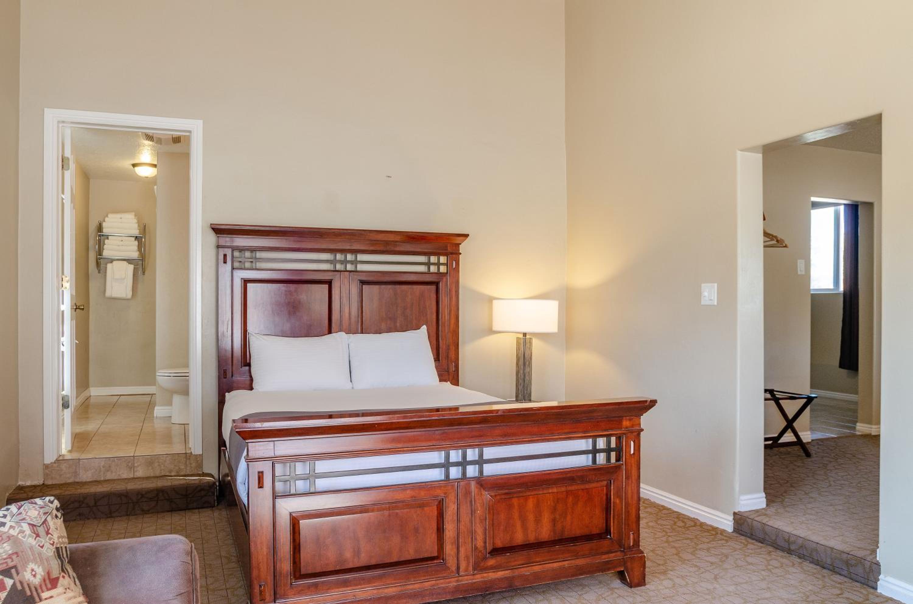 King Suite with Kitchen - Photo 2