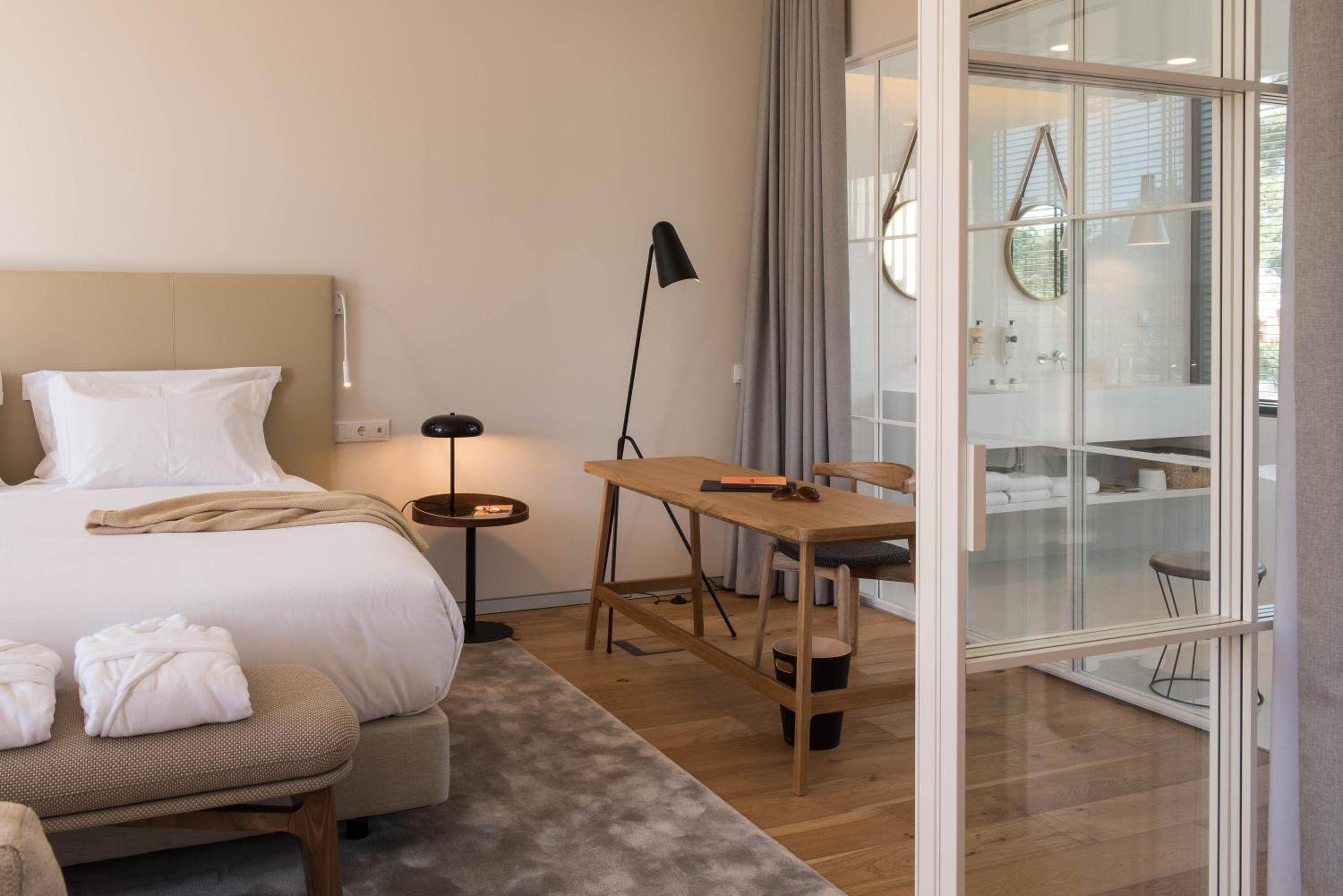 Suite with Balcony - Photo 9