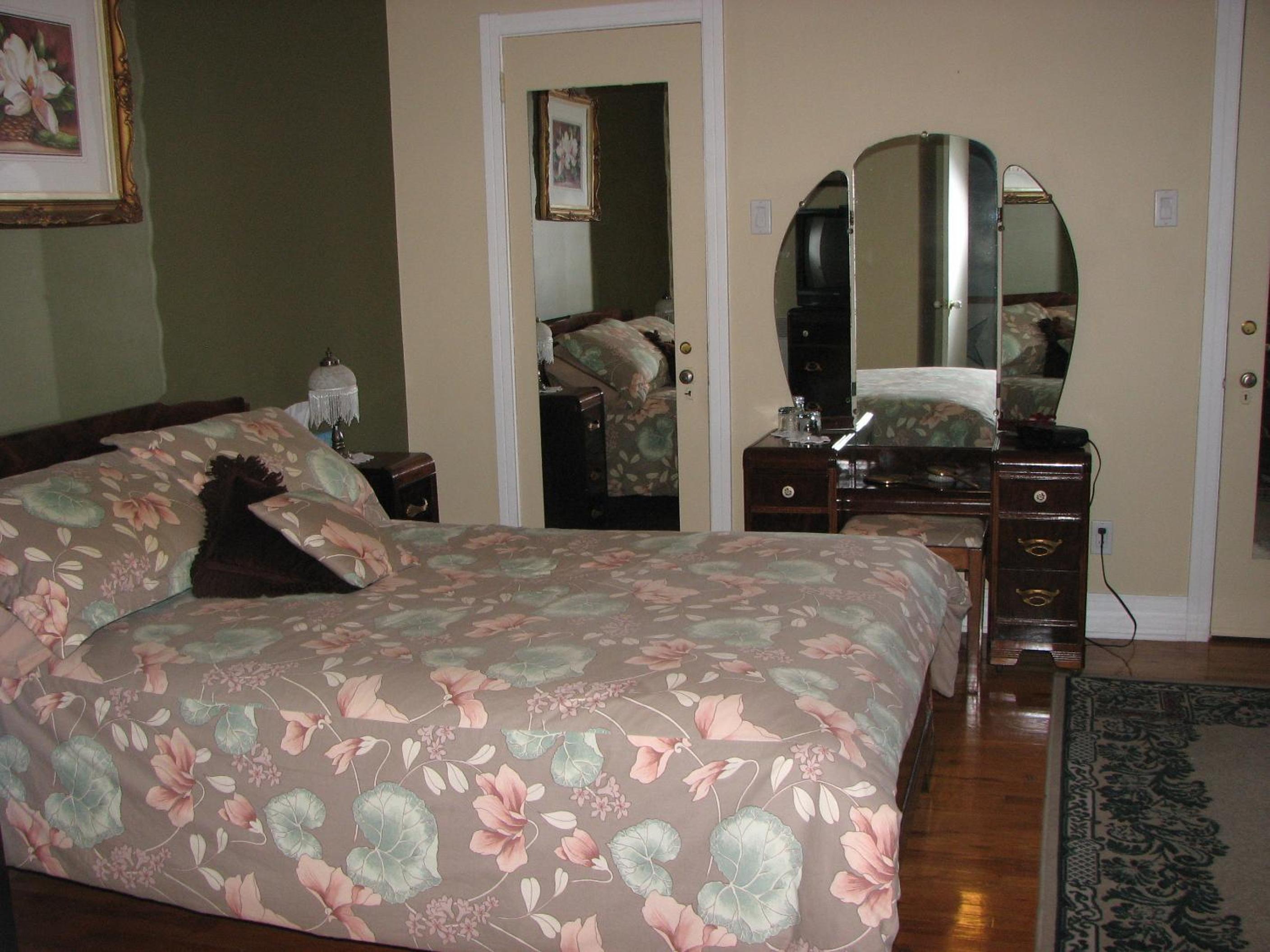 Double Room with Shared Bathroom photo 1