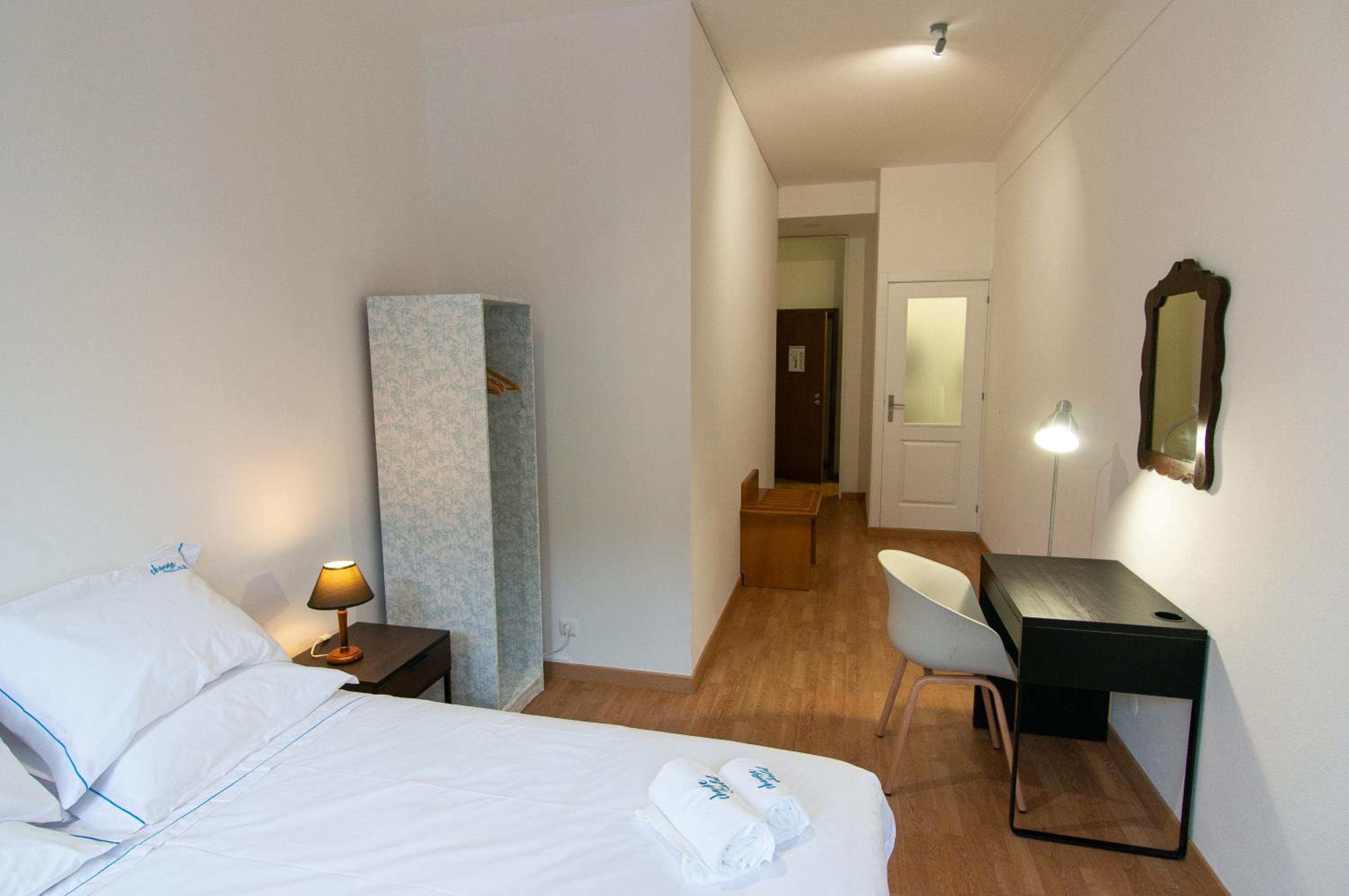 Double Room with Private Bathroom - Photo 6
