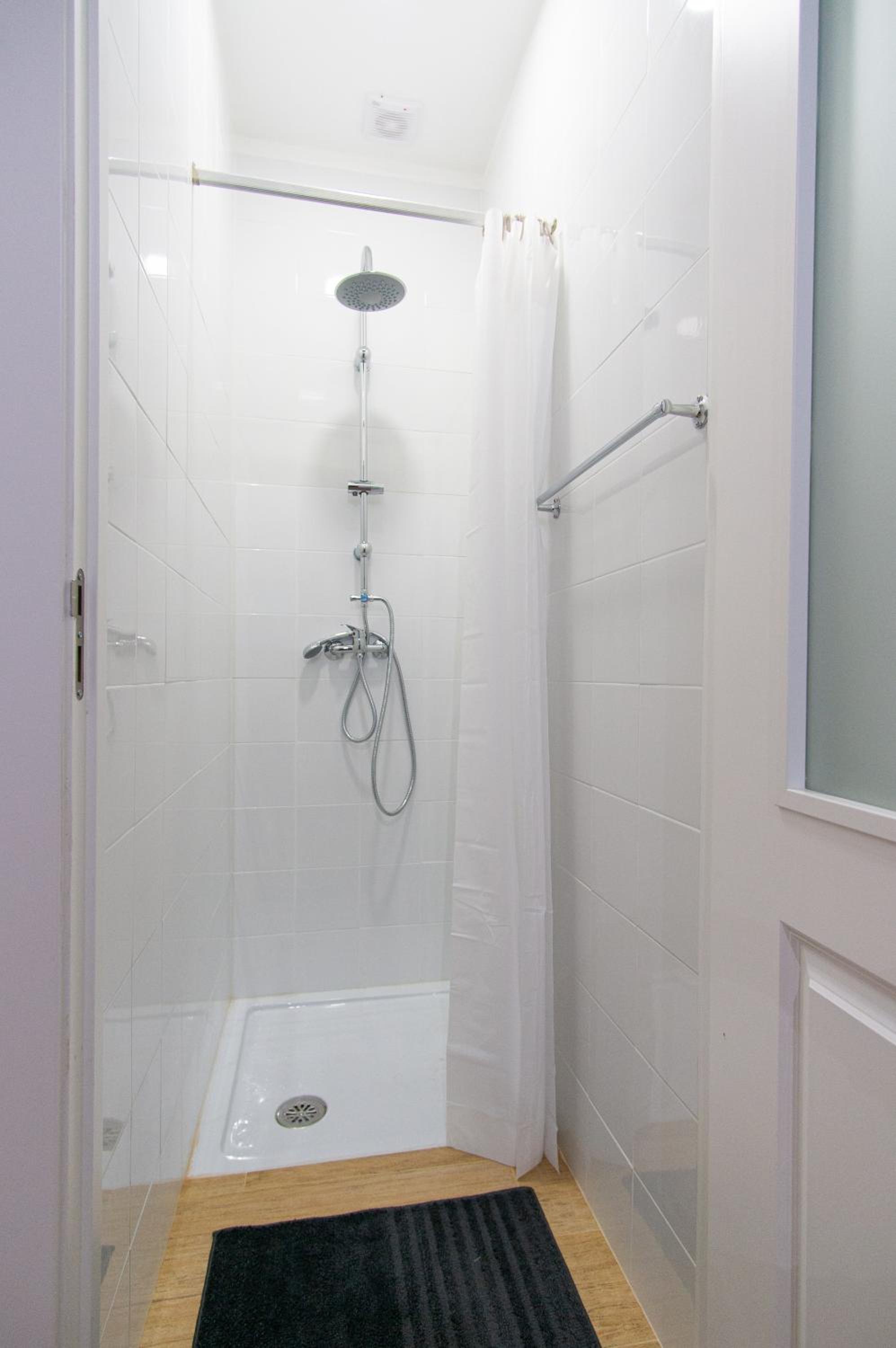 Double Room with Private Bathroom - Photo 12