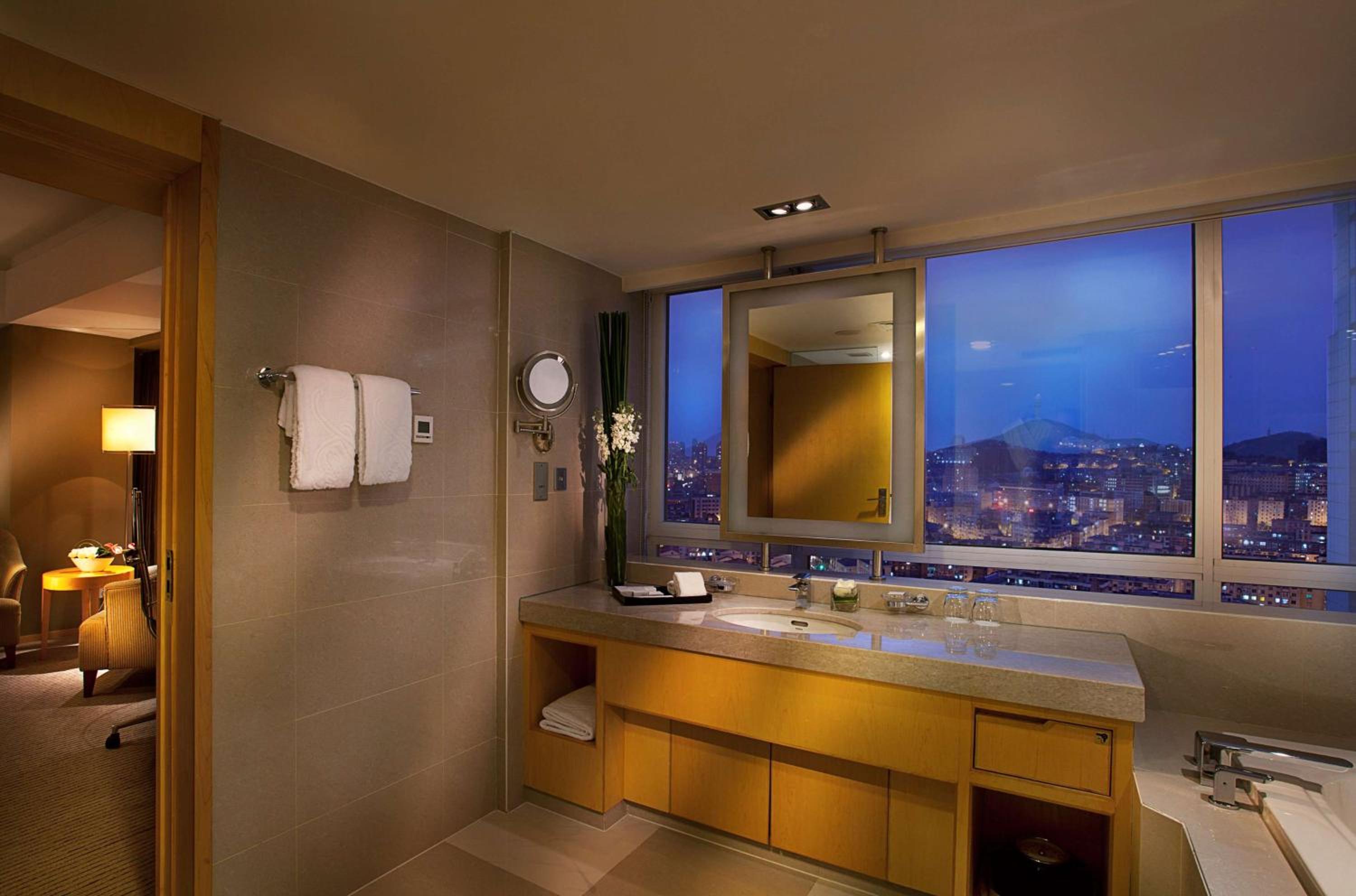 Deluxe King Room - Photo 4