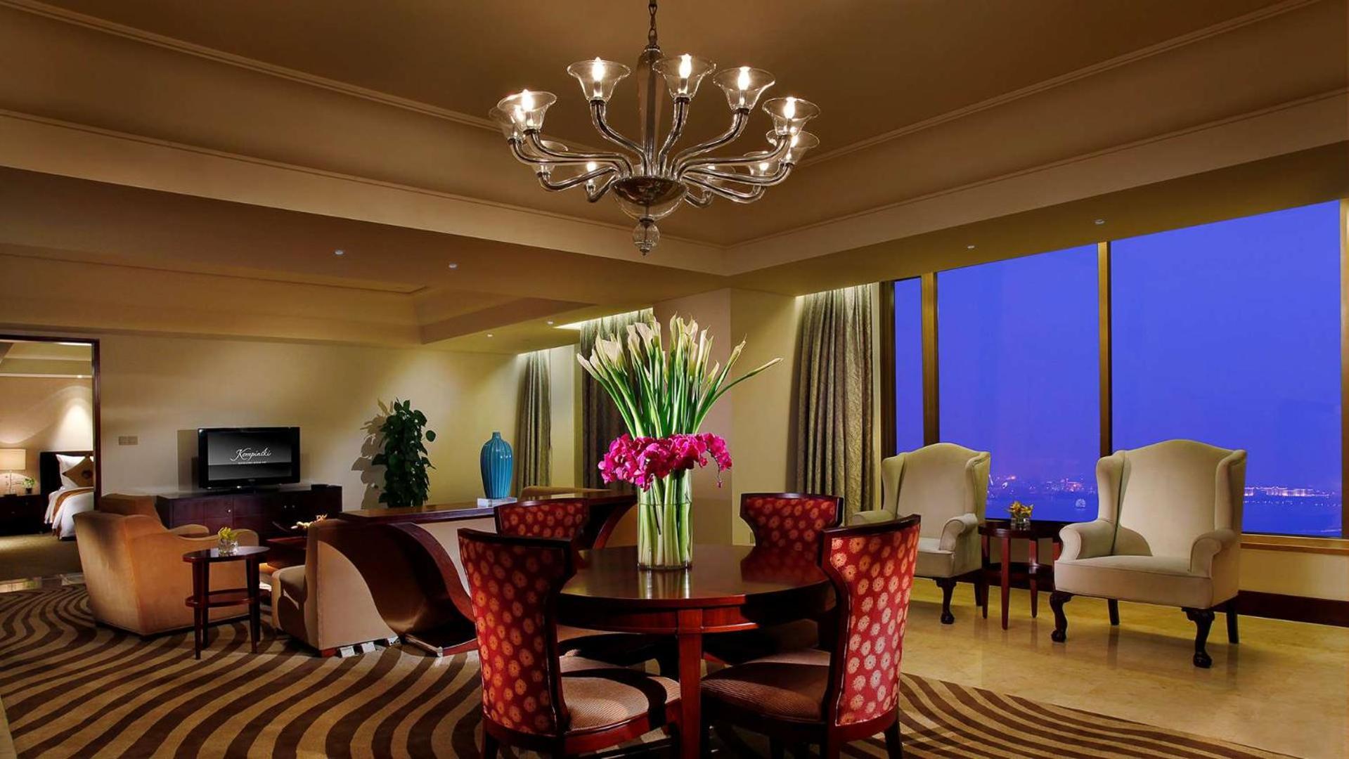Diplomatic Suite - Photo 6