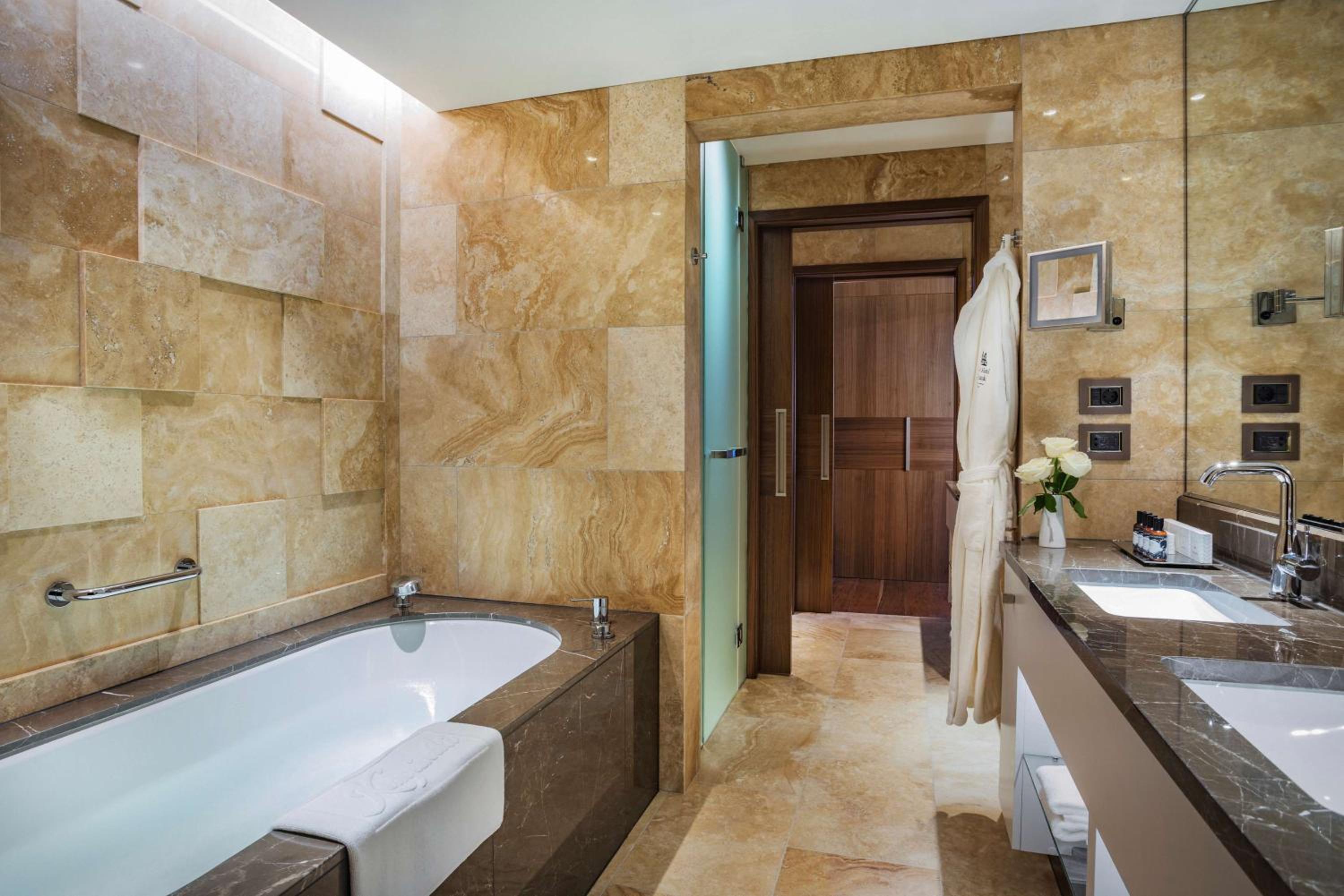 Deluxe Suite with Park View - Photo 5