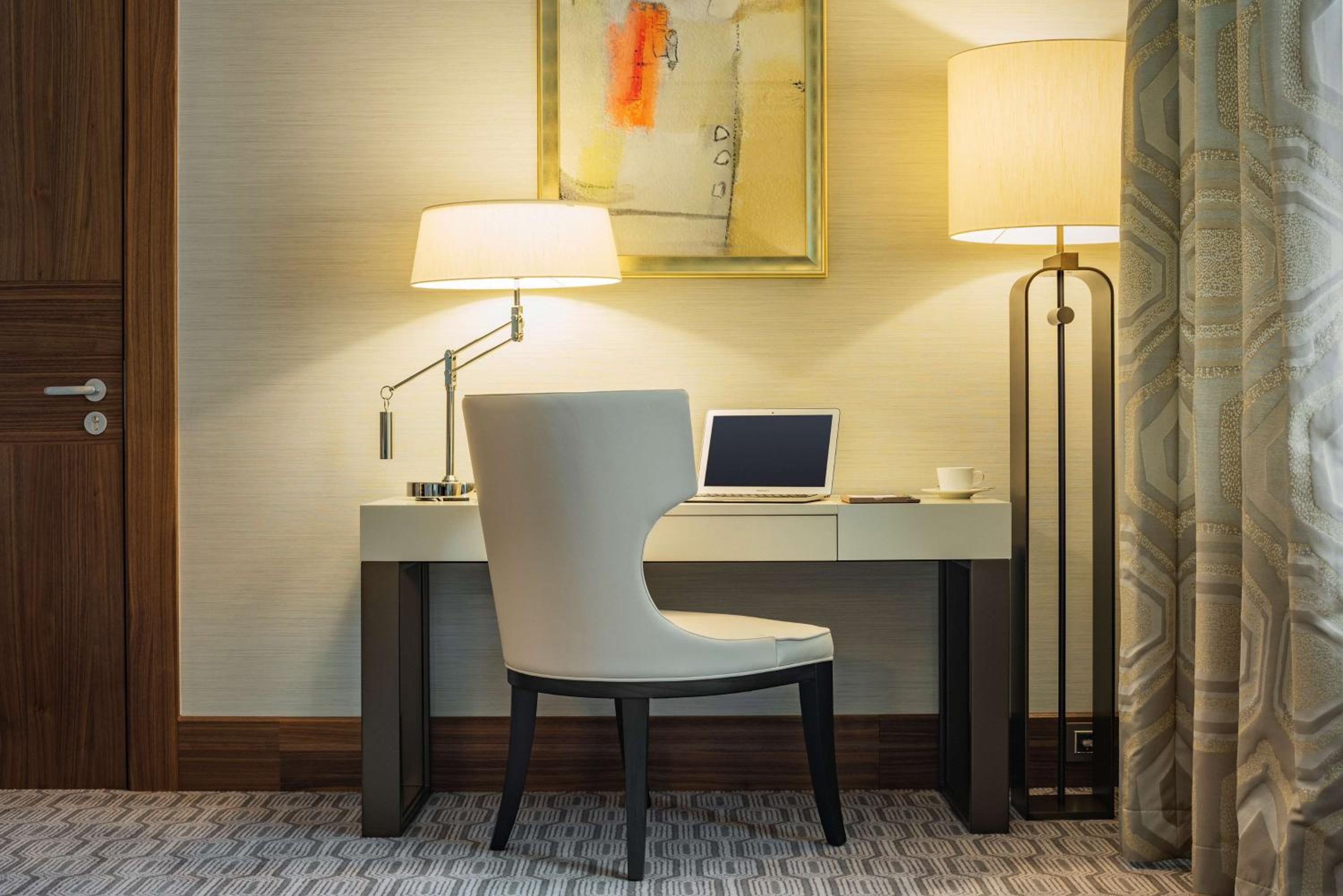 Deluxe Suite with Park View - Photo 8