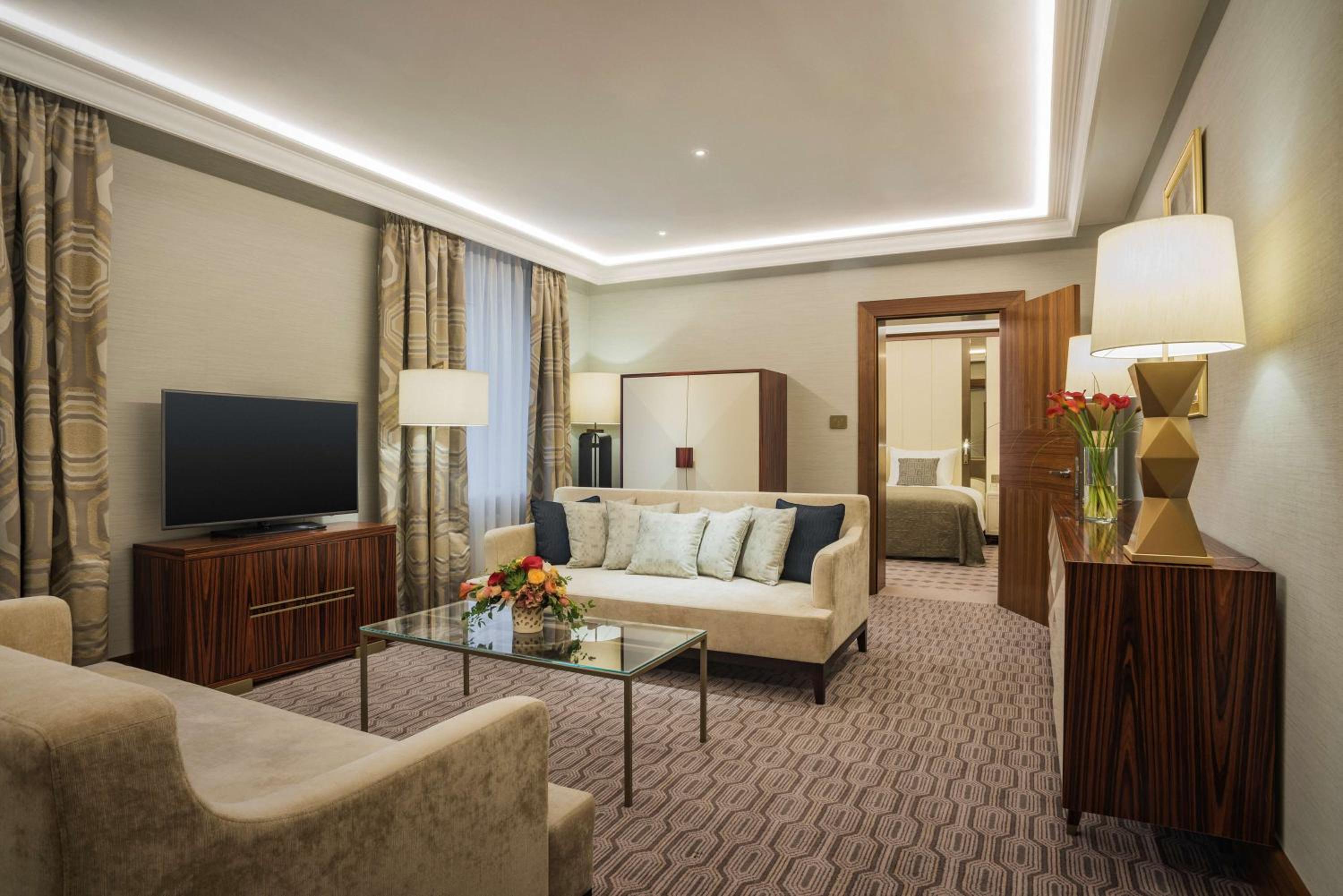 Deluxe Suite with Park View - Photo 9