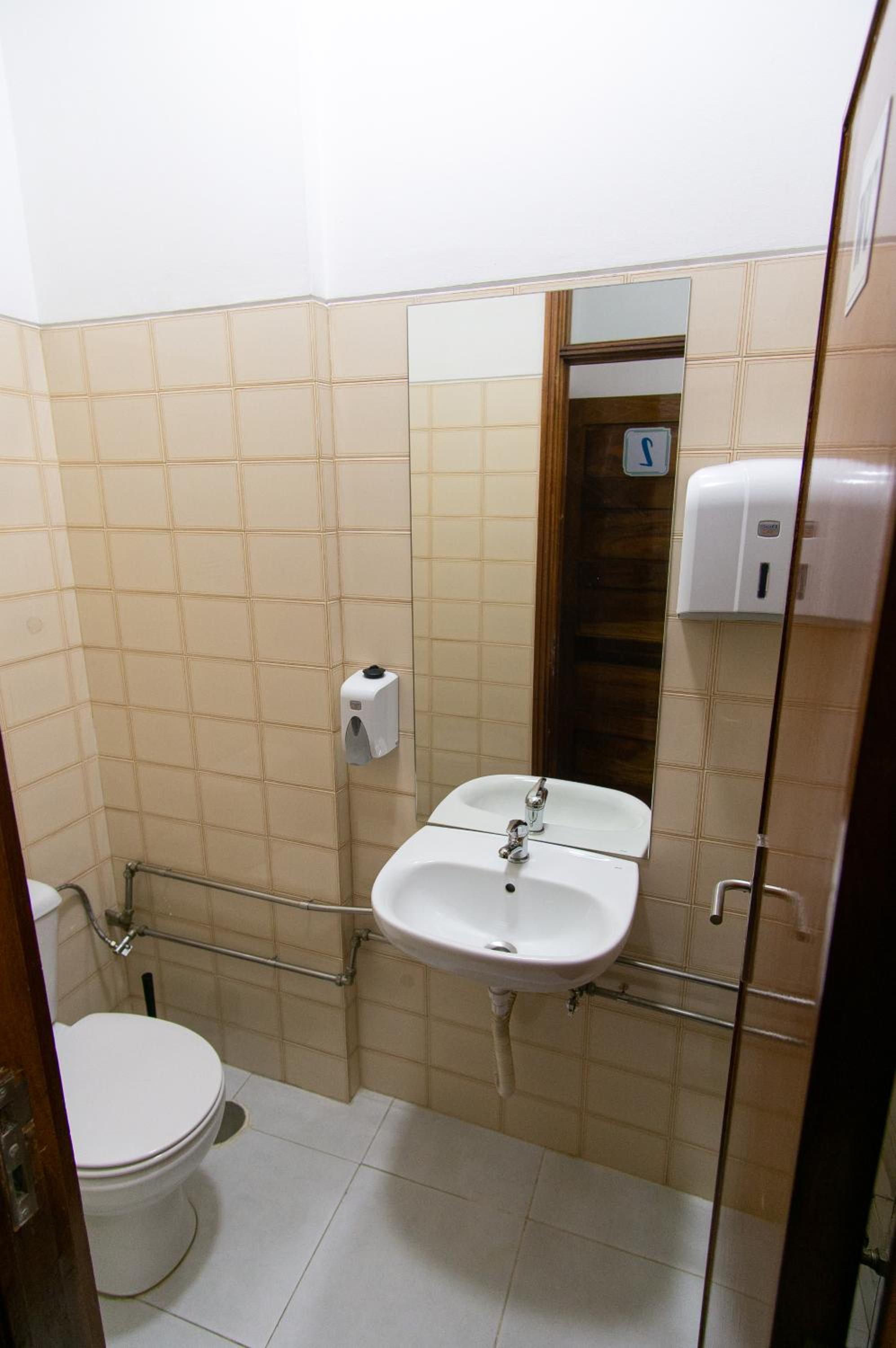 Double Room with Private Bathroom - Photo 13