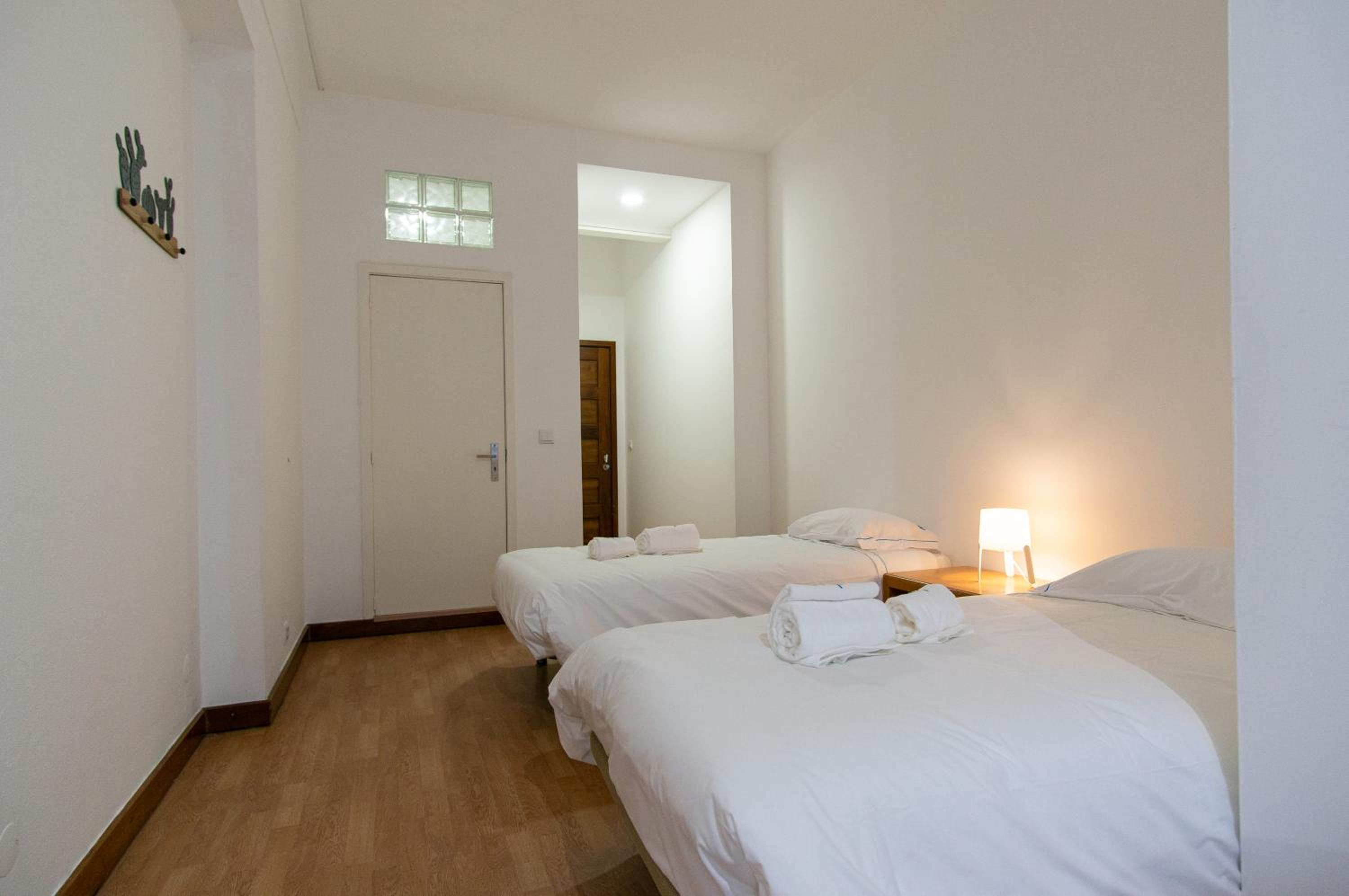 Twin Room with Bathroom - Photo 1
