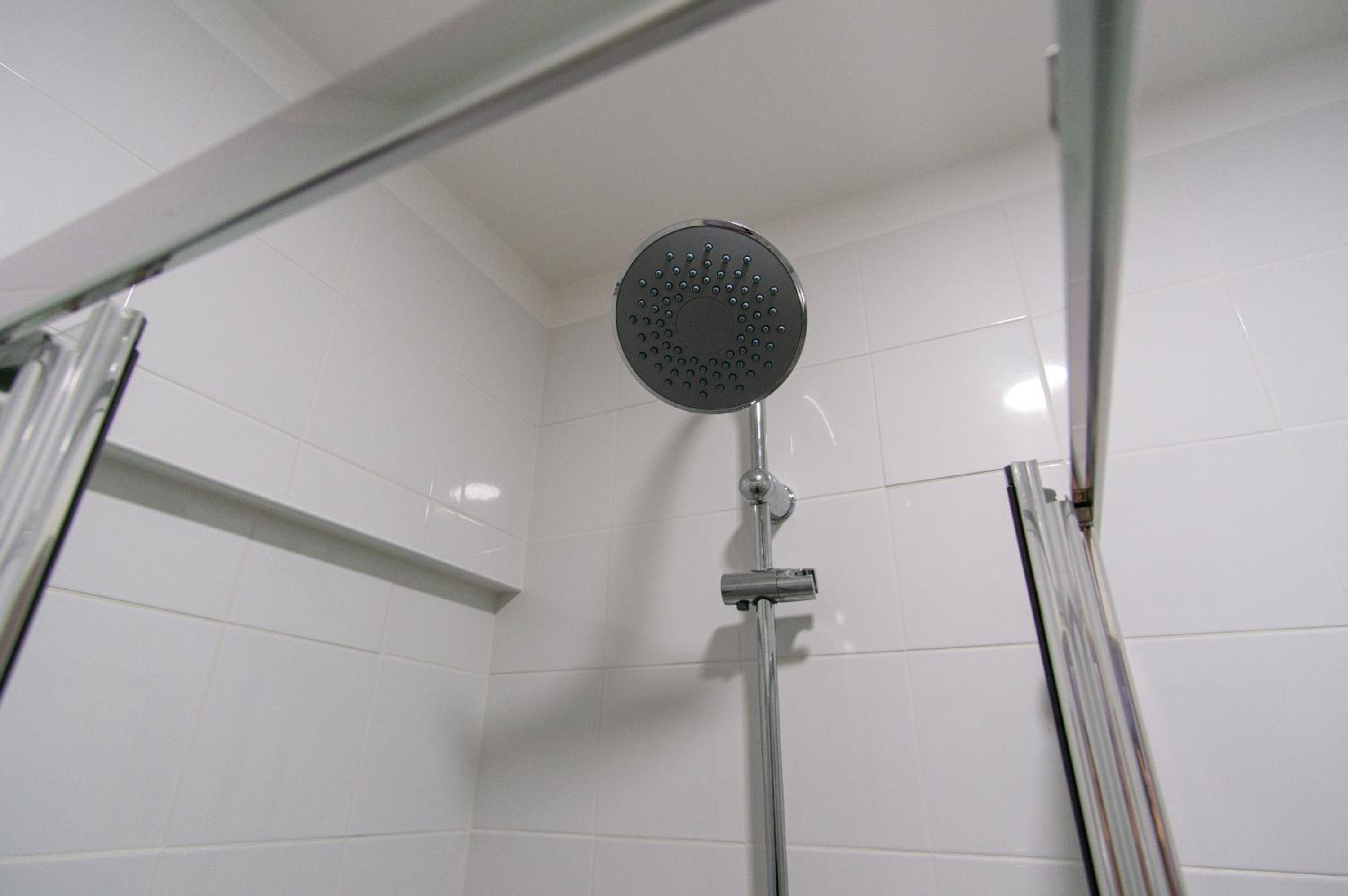 Twin Room with Bathroom - Photo 6