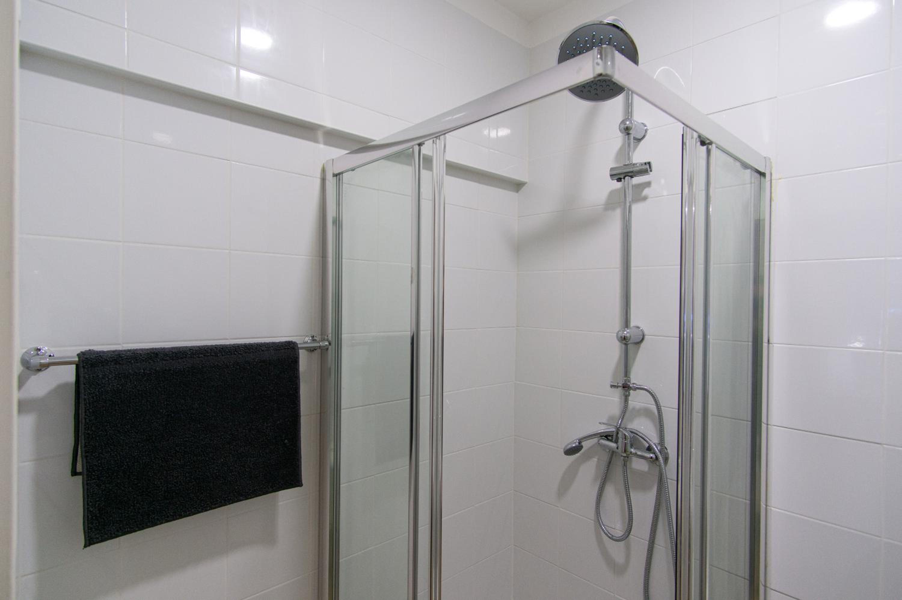 Twin Room with Bathroom - Photo 12
