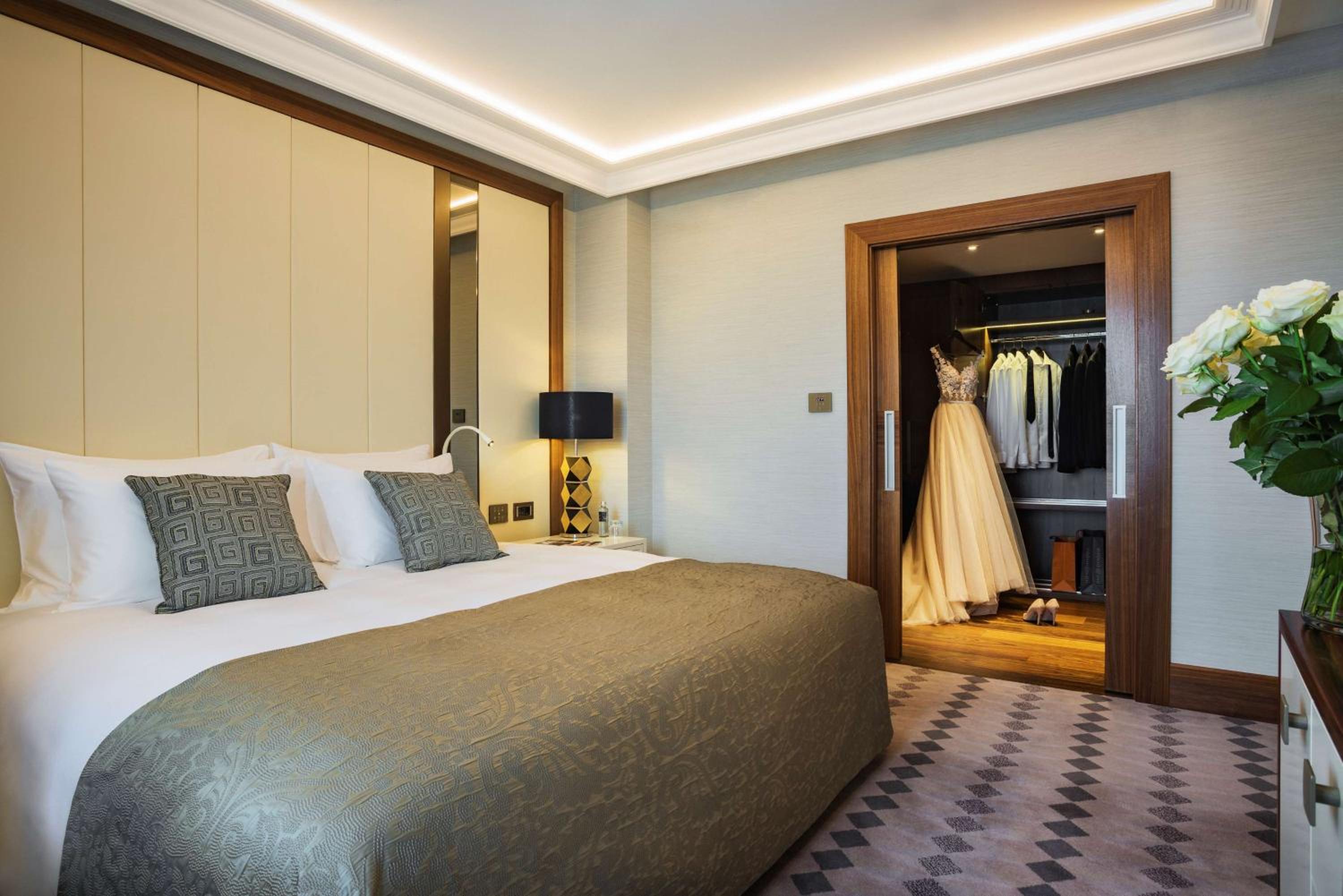 Deluxe Suite with Park View - Photo 12