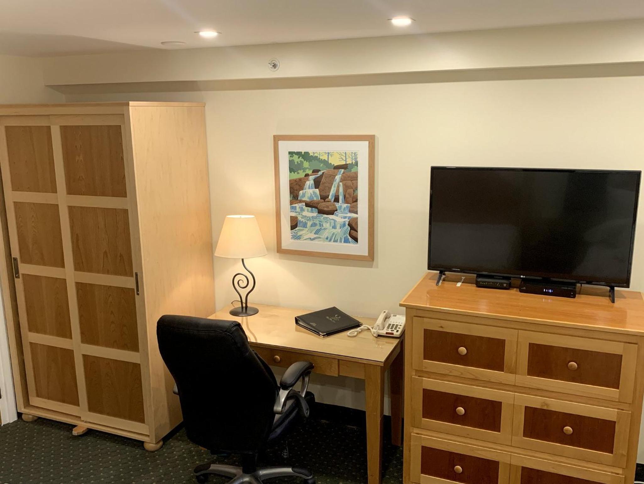 Deluxe Room with Two Queen Beds Pet Friendly photo 1