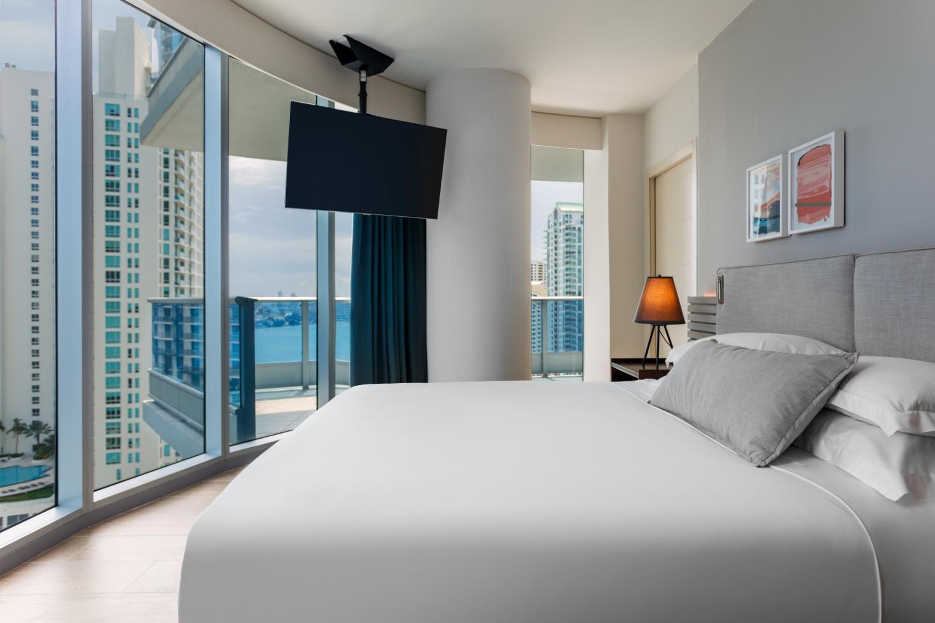 One-Bedroom King Suite - Partial Ocean view