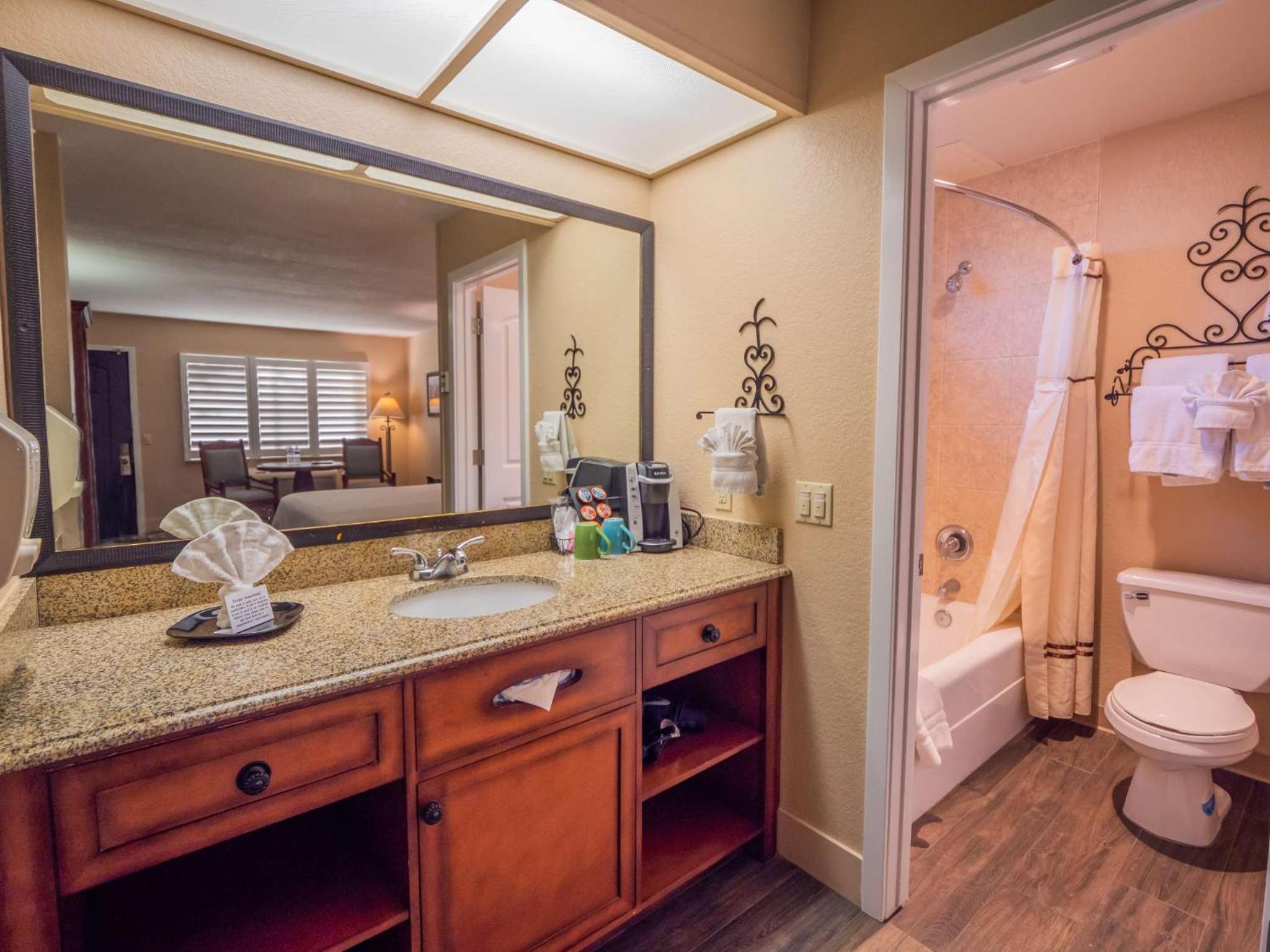 Standard Room with One Queen Bed and Patio - Photo 18
