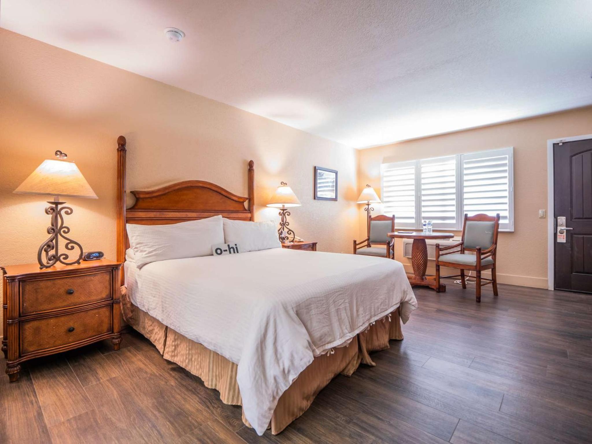 Standard Room with One Queen Bed and Patio - Photo 4