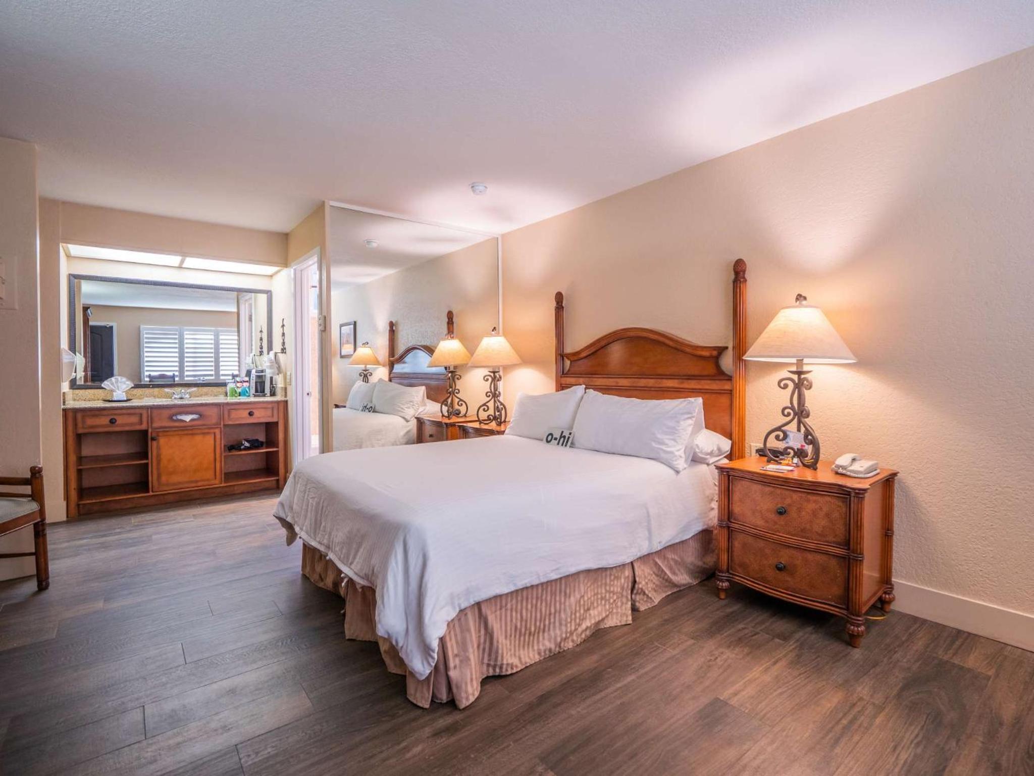 Standard Room with One Queen Bed and Patio - Photo 5