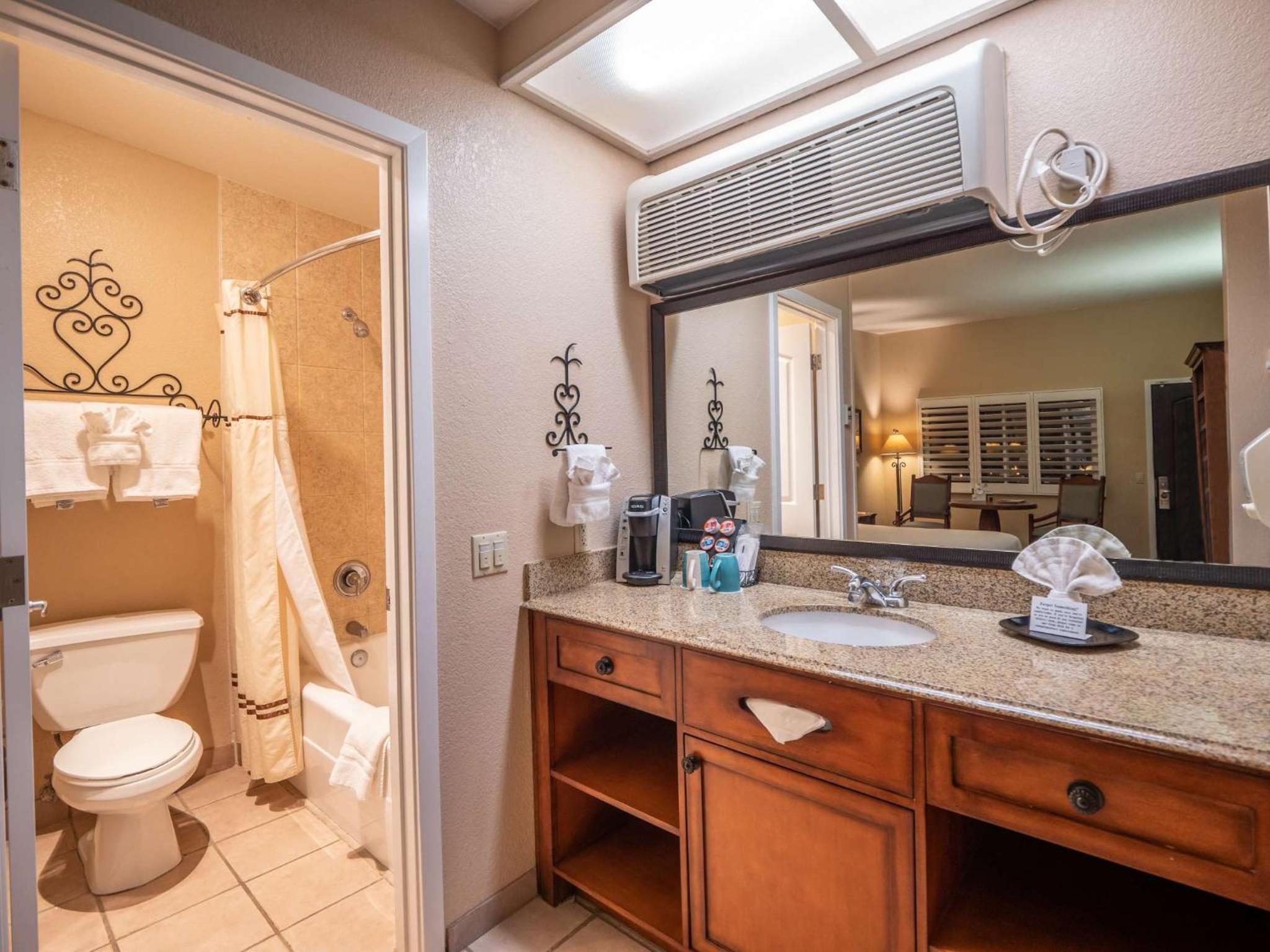 Standard Queen Room - Photo 8