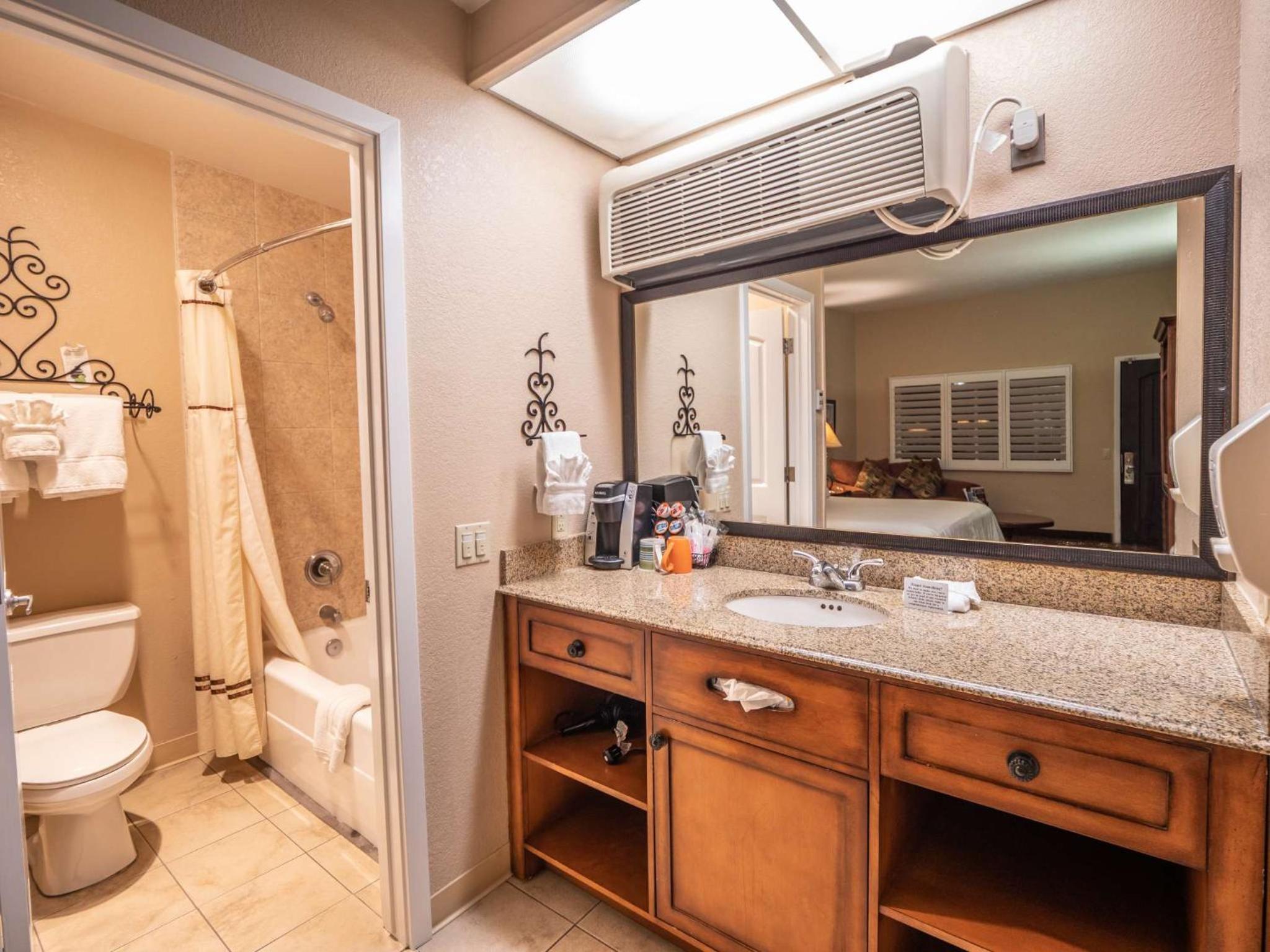 Deluxe King Room - Photo 4
