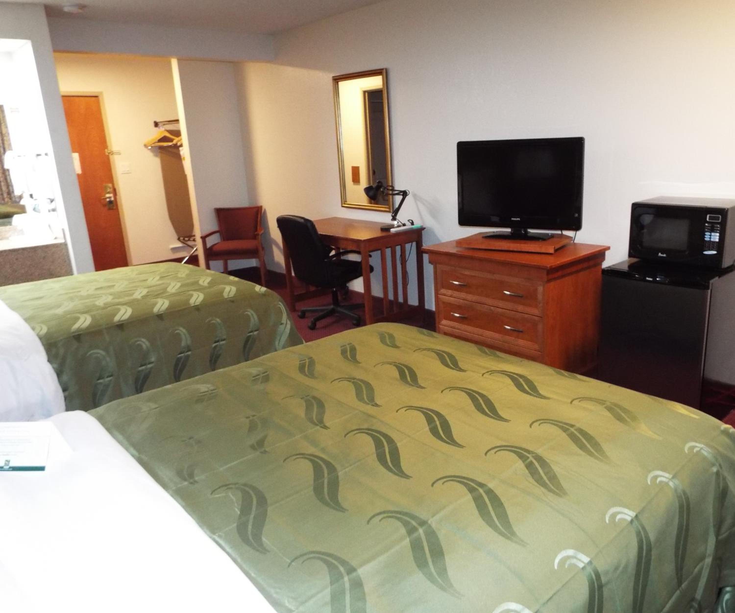 Standard Queen Room with Two Queen Beds - Non-Smoking - Photo 3