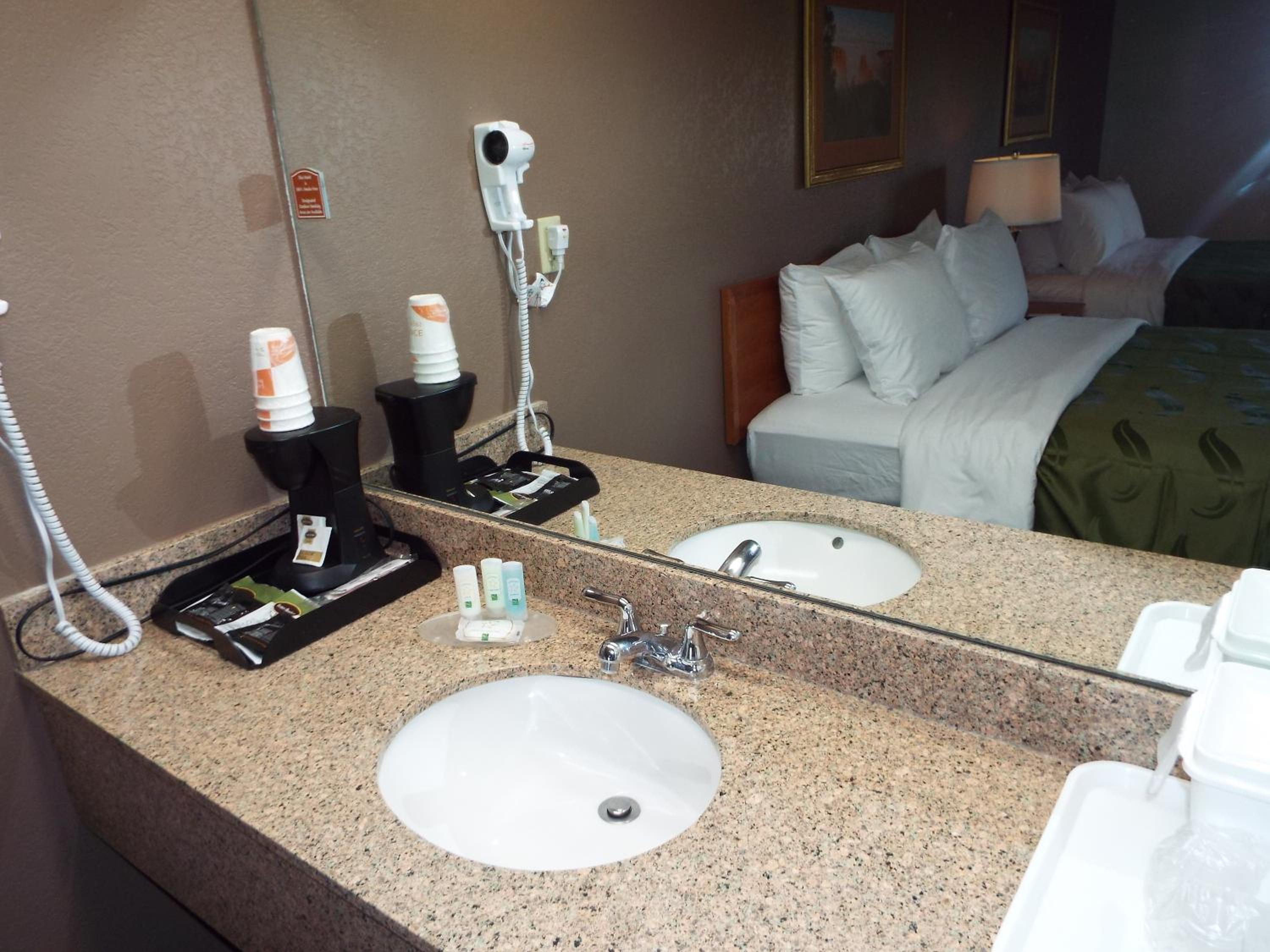 Standard Queen Room with Two Queen Beds - Non-Smoking - Photo 4