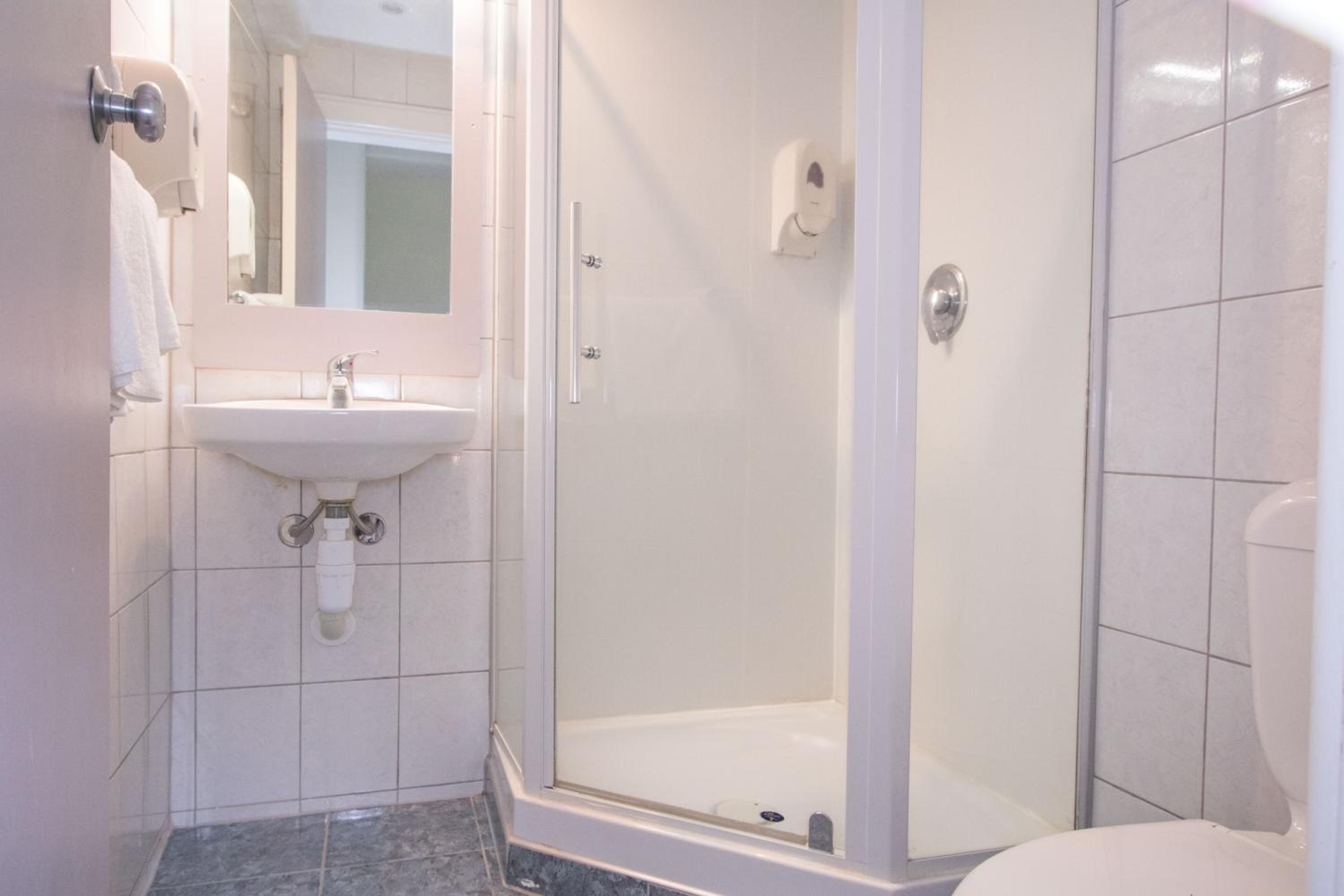 Double or Twin Room - Photo 8