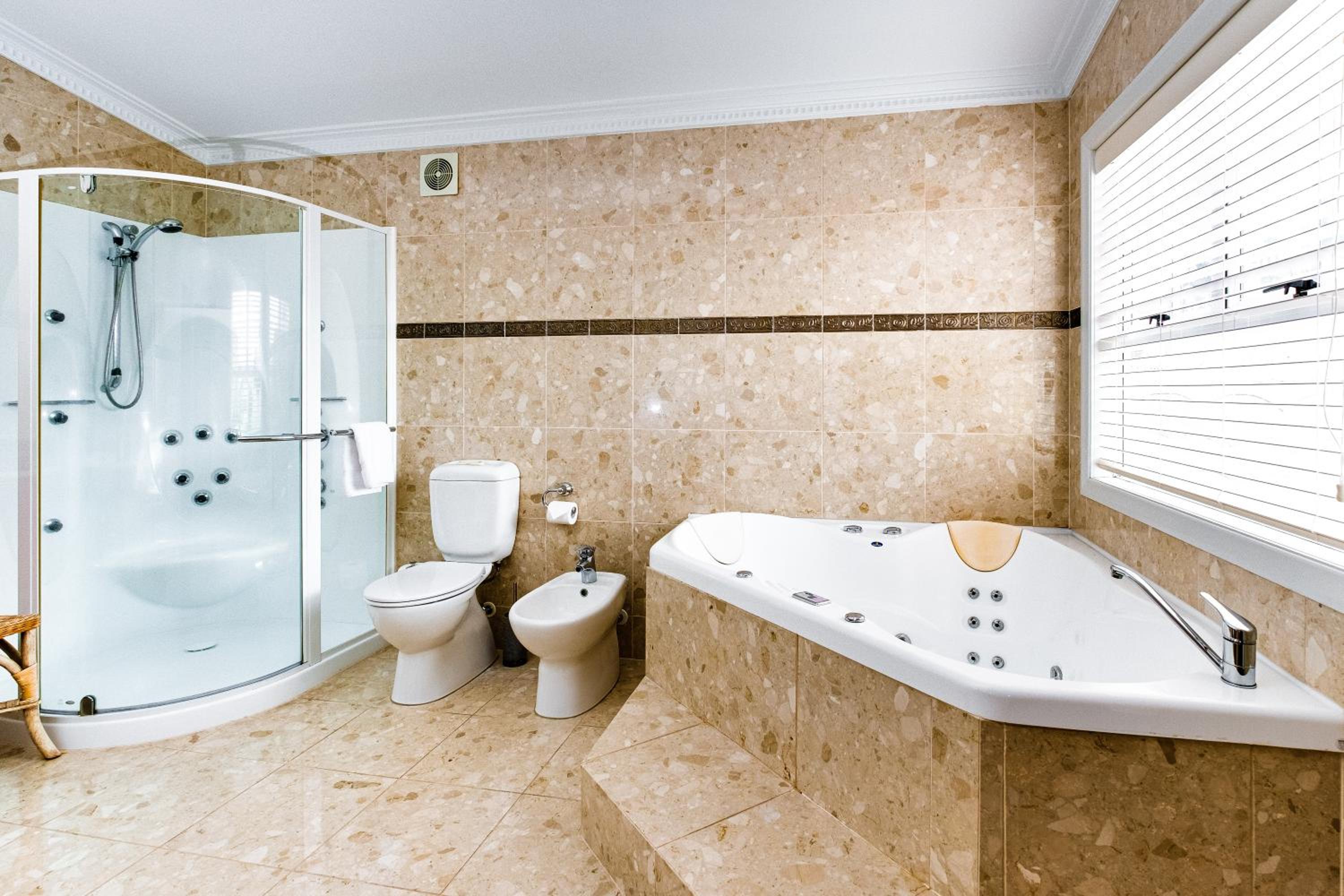 Lake View Lodge Suite - Photo 15