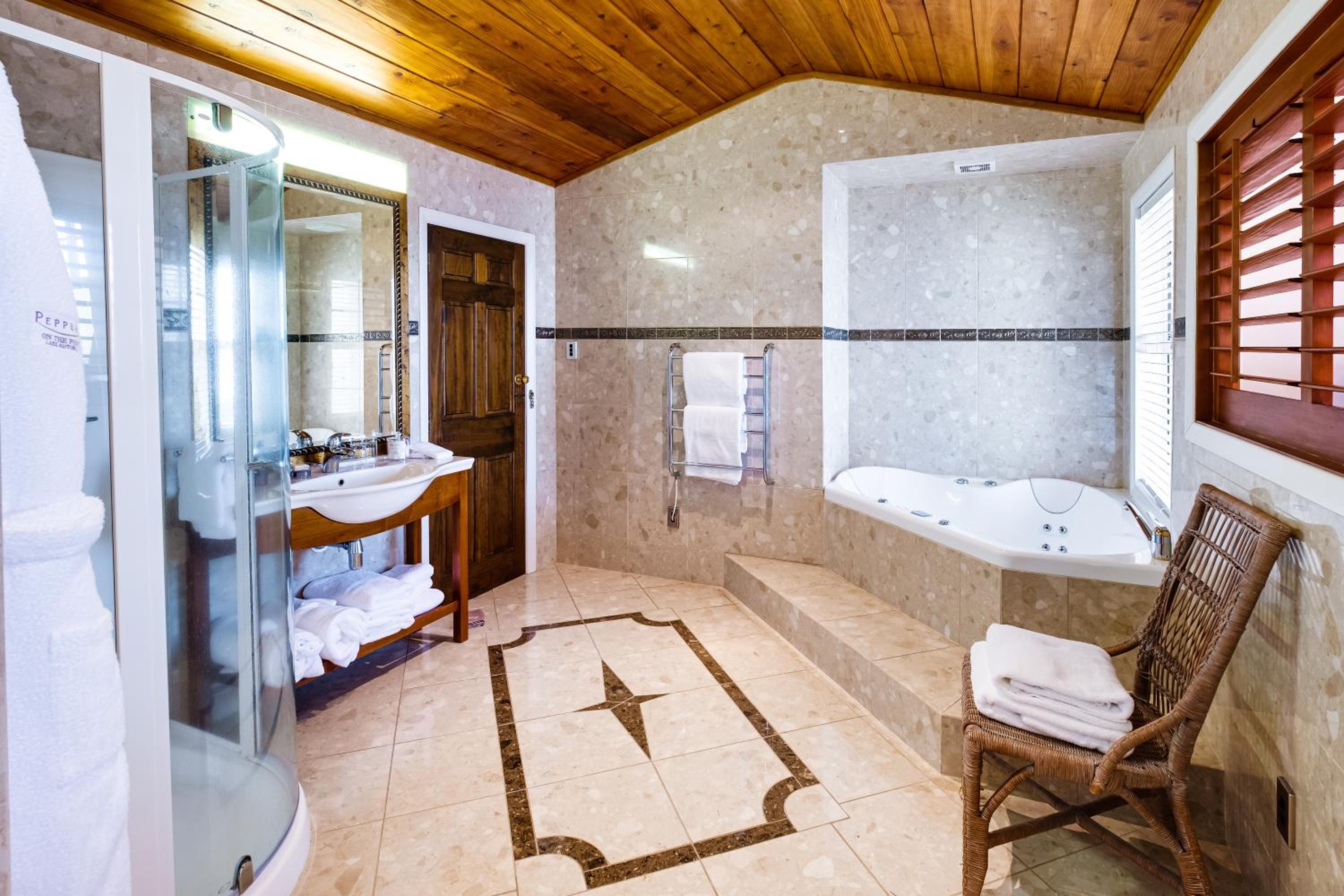 Lake View Lodge Suite - Photo 11