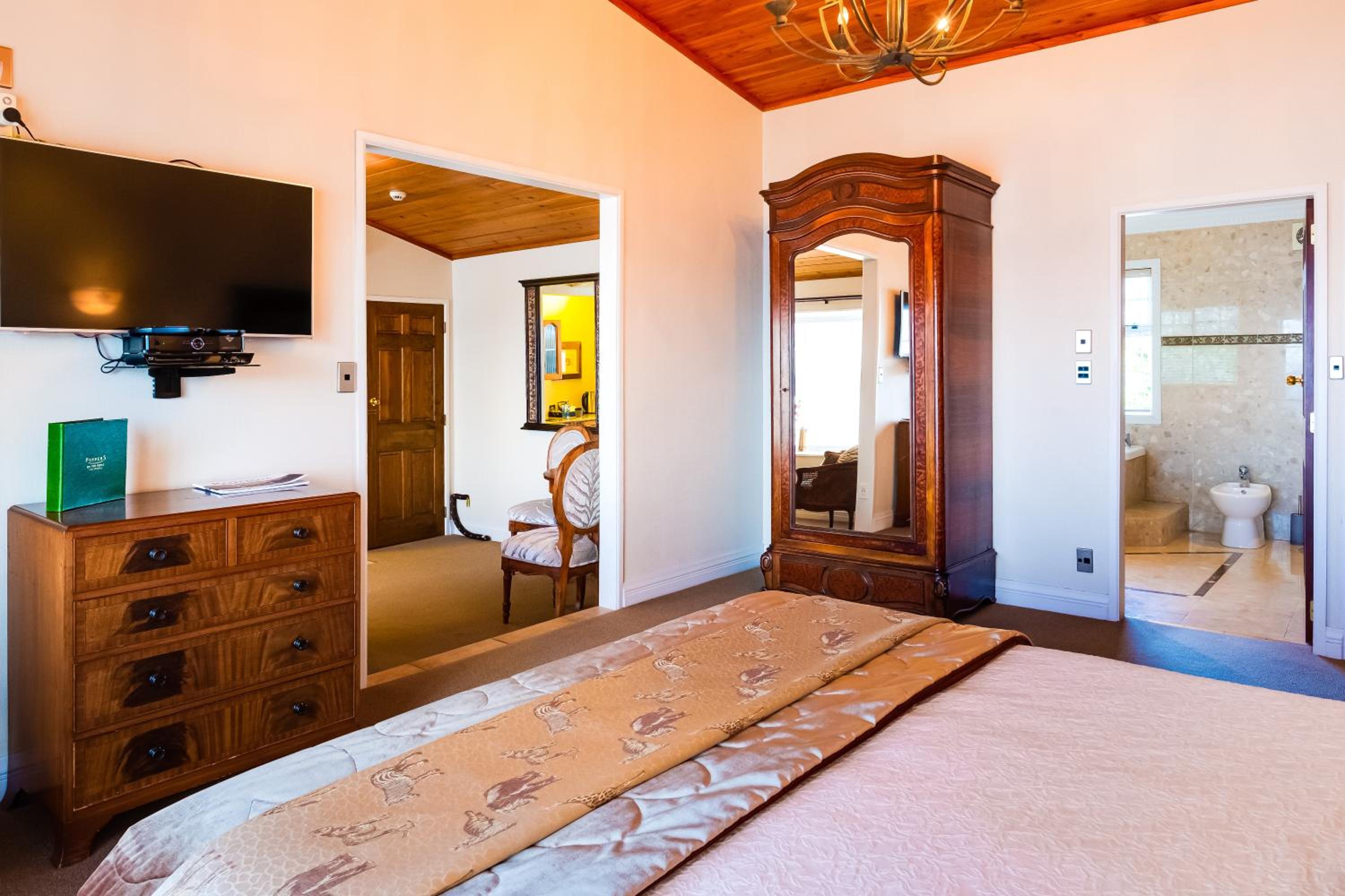 Lake View Lodge Suite - Photo 3
