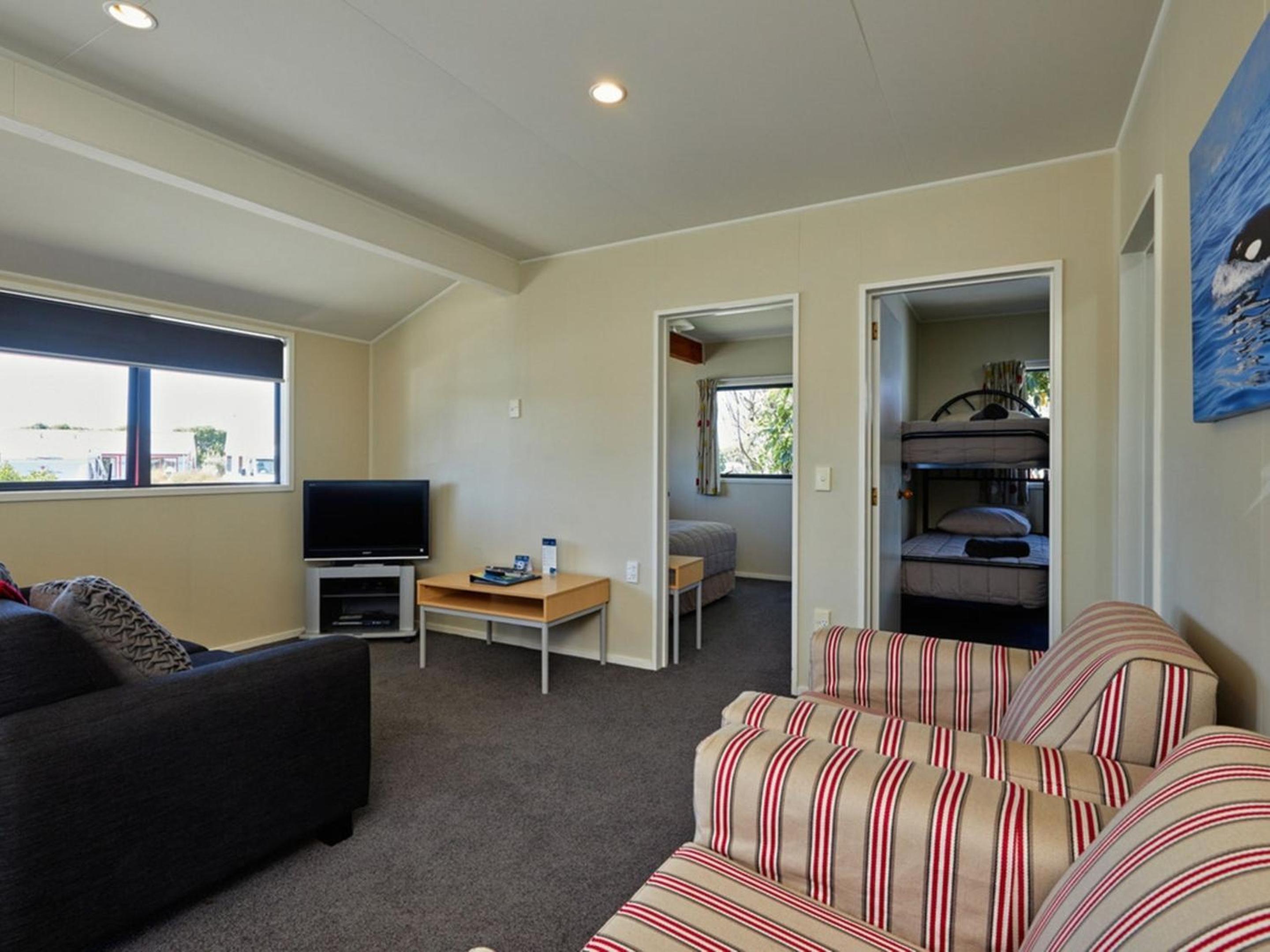 Superior 2 Bedroom Unit - Sleeps 6 photo 2