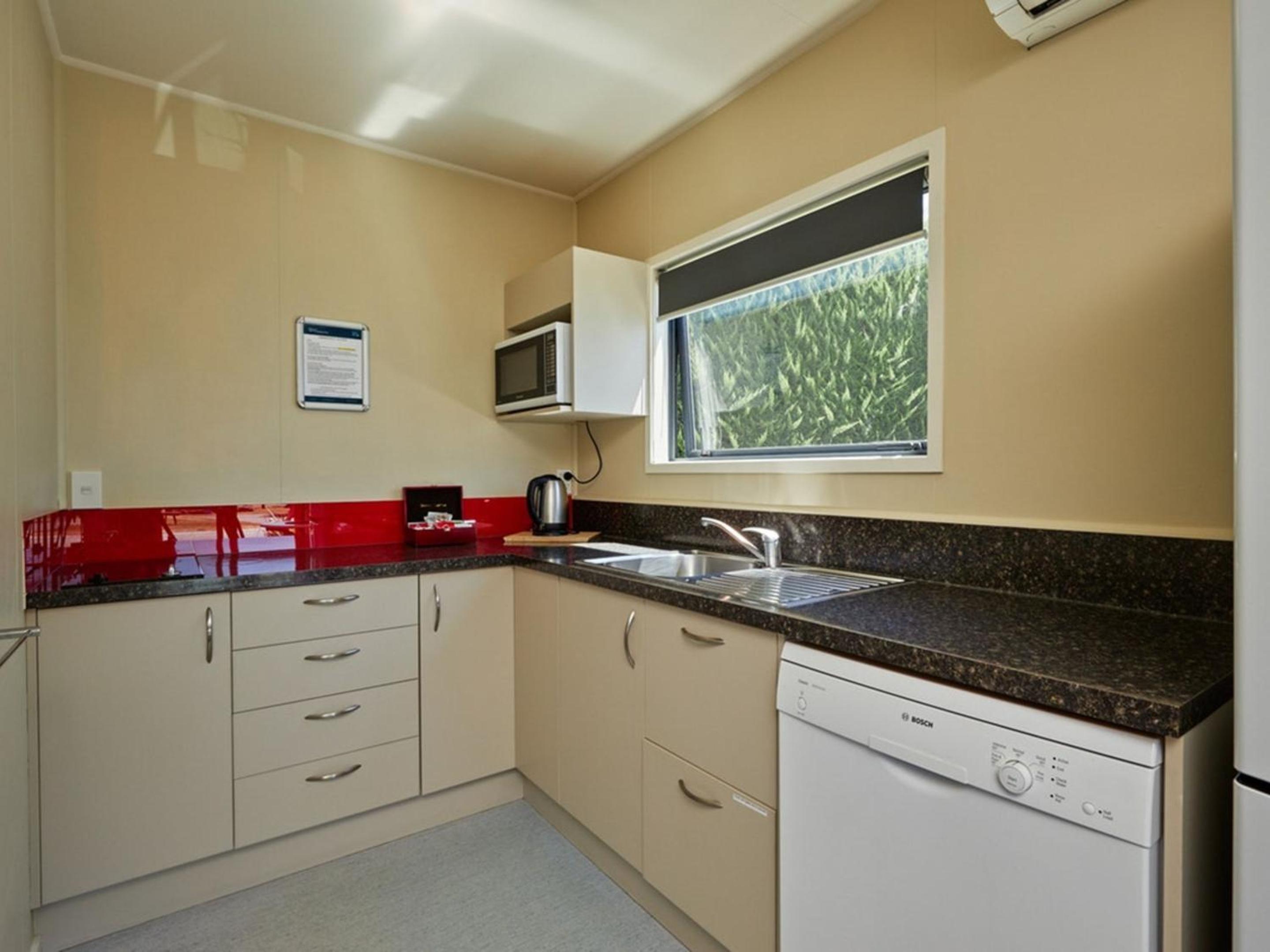 Superior 2 Bedroom Unit - Sleeps 6 photo 3