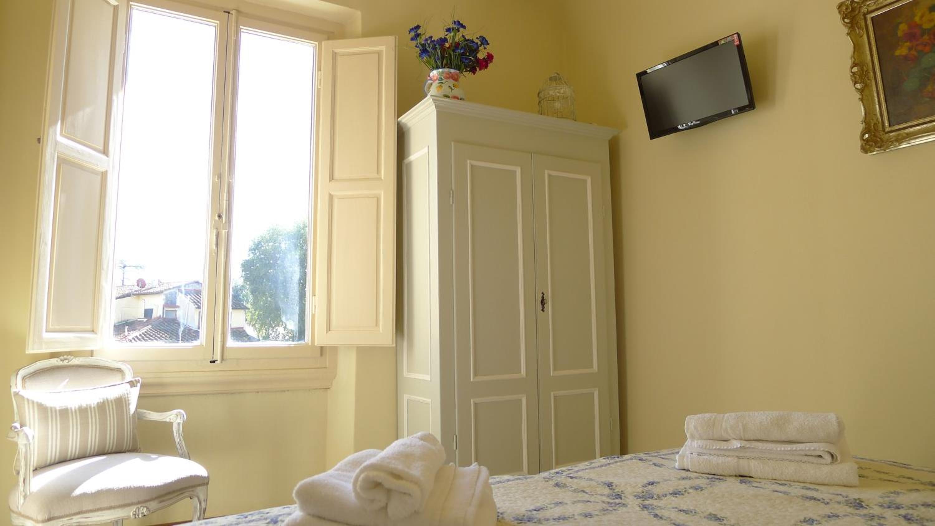 One-Bedroom Apartment with Balcony