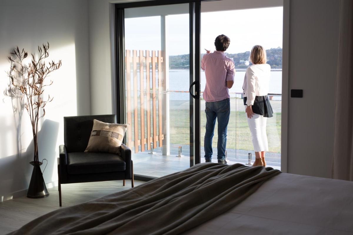 Deluxe King Room with River View - Photo 8