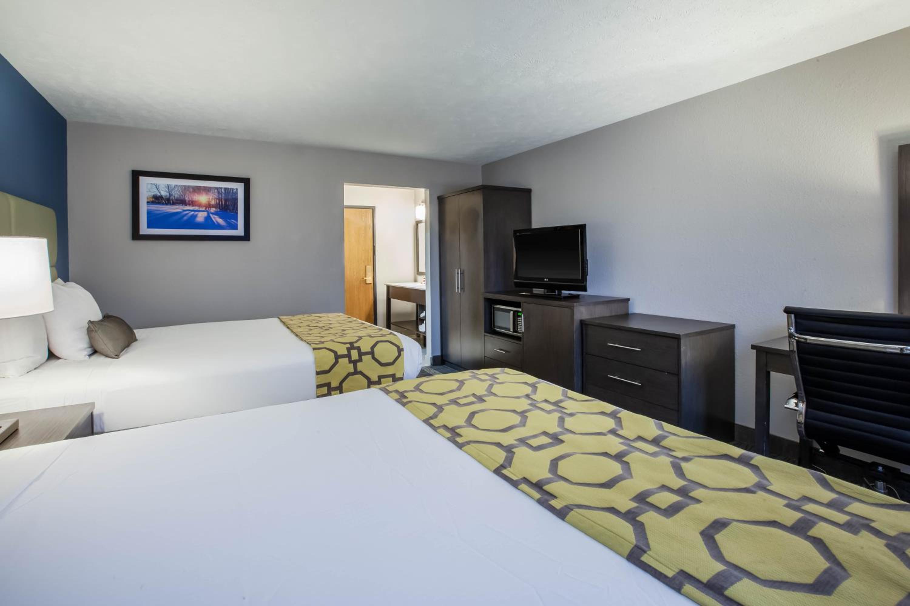 Queen Room with Two Queen Beds - Non-Smoking - Photo 3