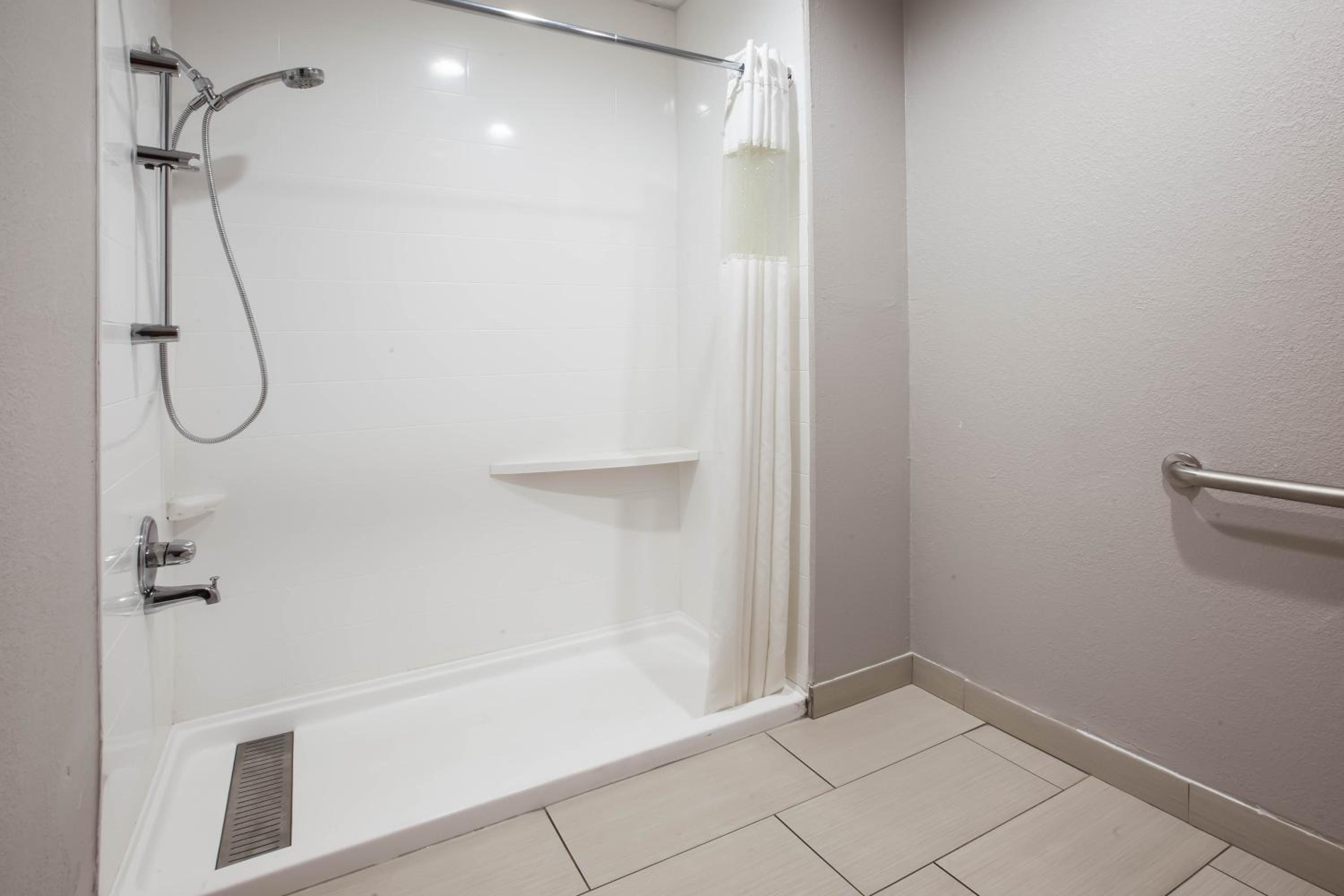 King Room - Non-Smoking - Photo 4