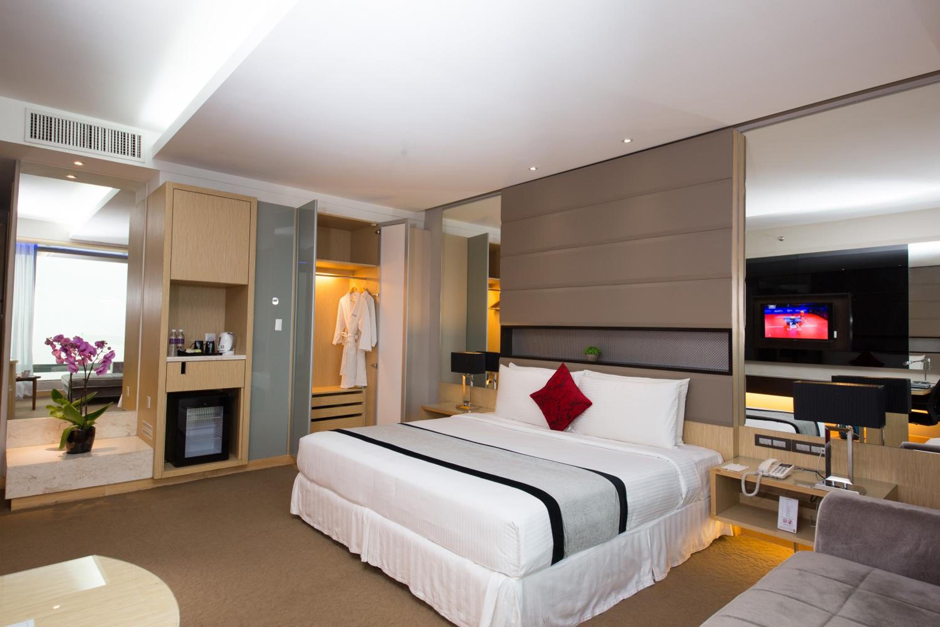 24 hours deal - Deluxe King Room photo 2