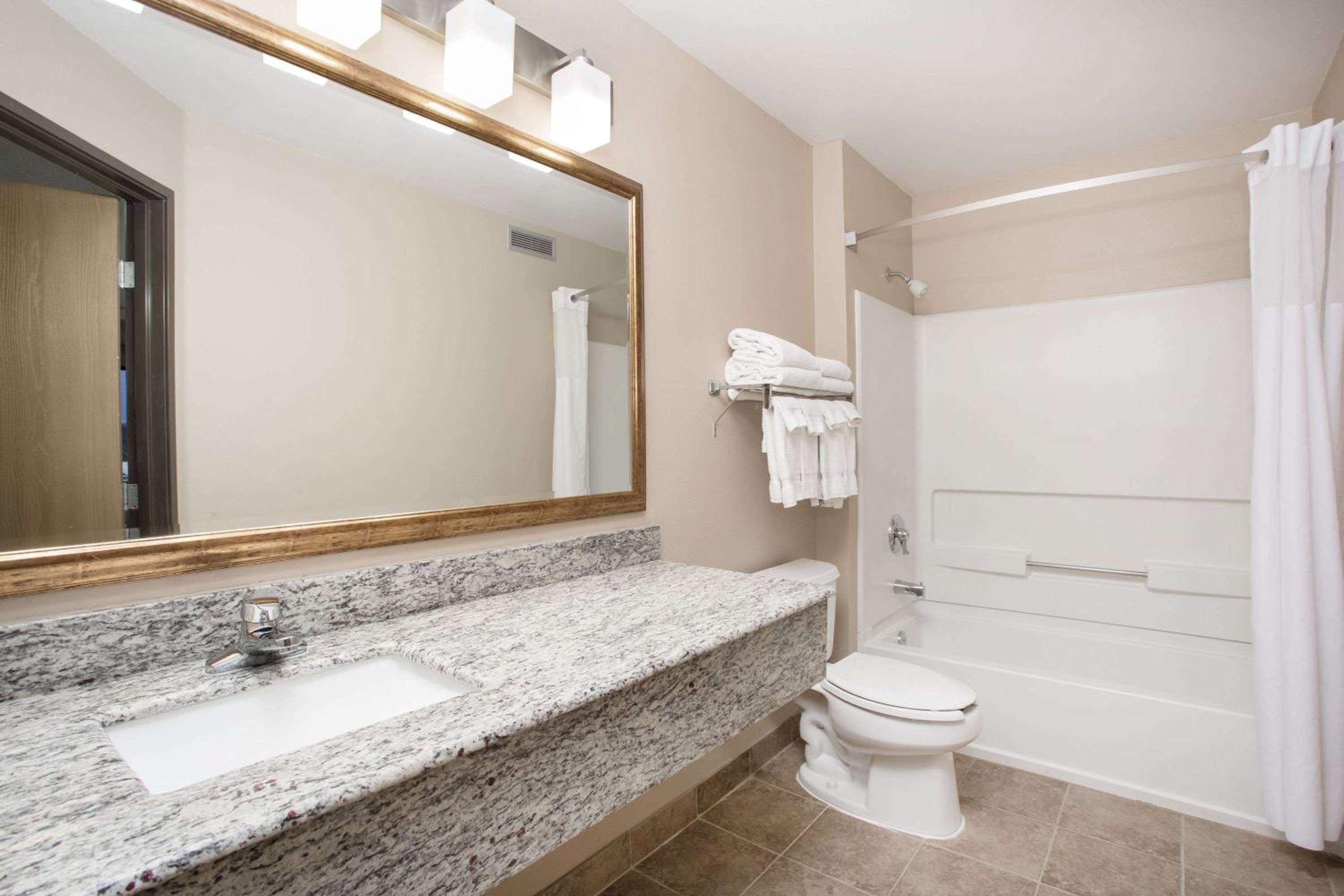 King Suite - Non-Smoking - Photo 2