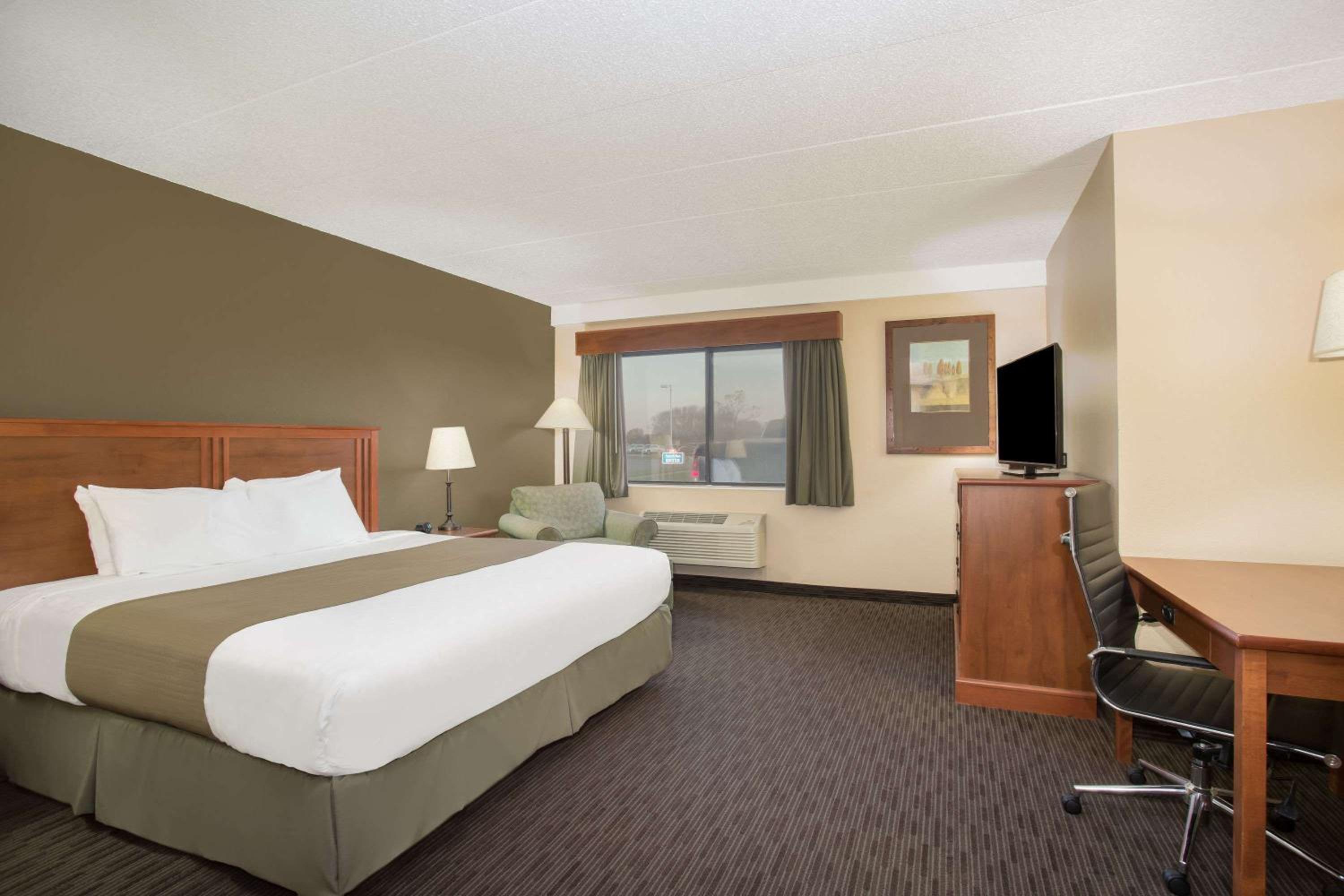 King Suite - Non-Smoking - Photo 3