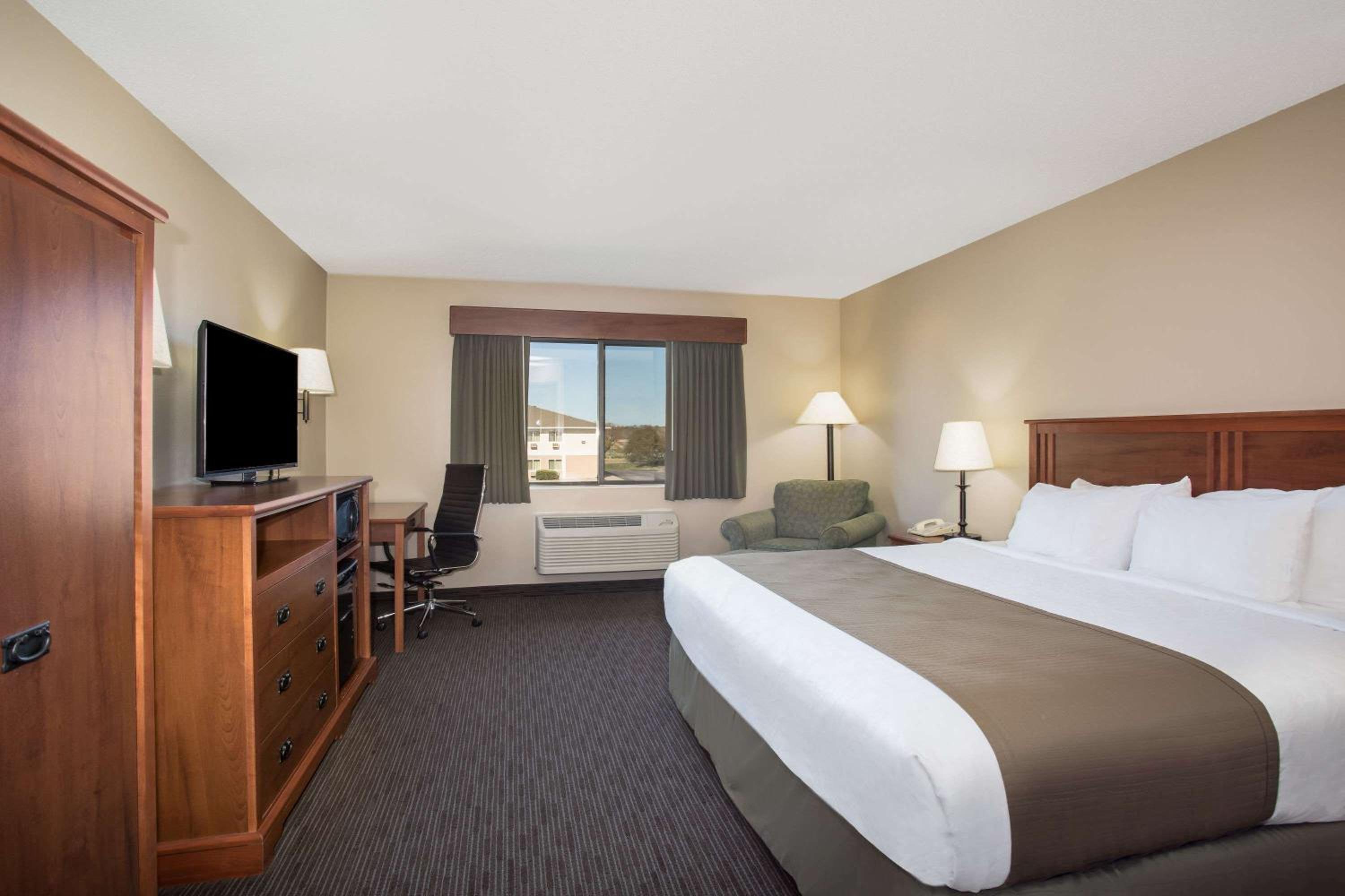 King Room - Non-Smoking - Photo 1