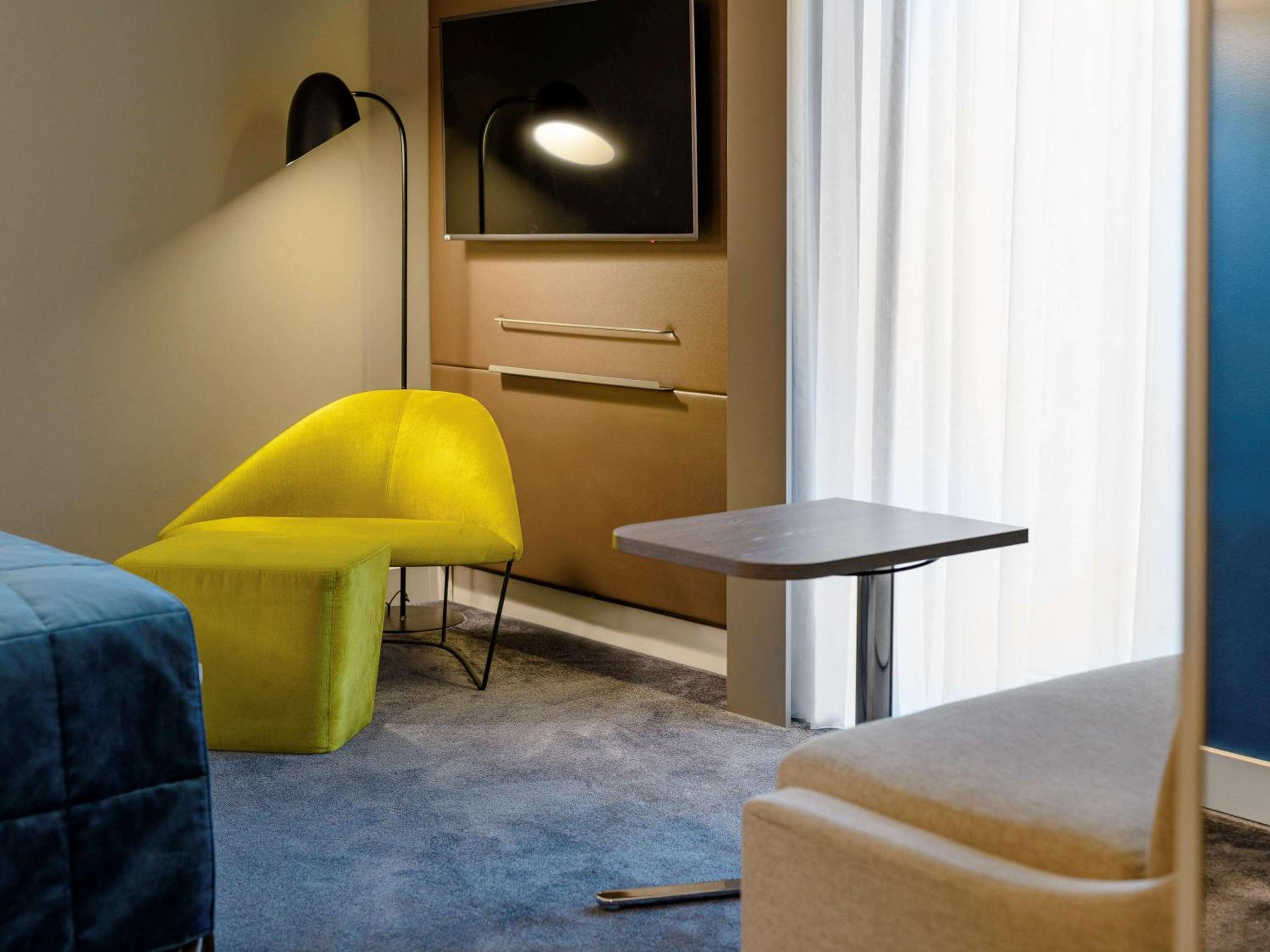 Superior Suite with 2 Single Beds and Sofa thumbnail 5
