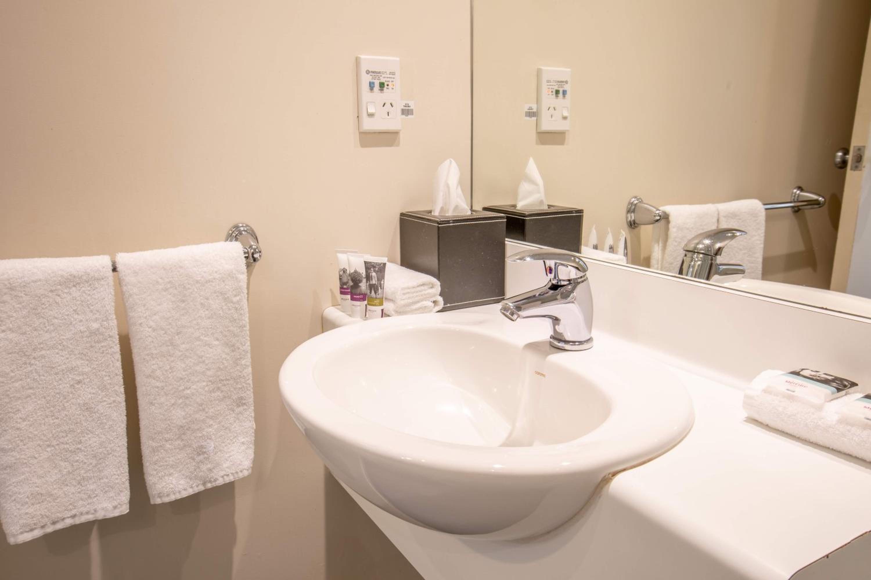 Superior Queen Room With Air Conditioning - Photo 4