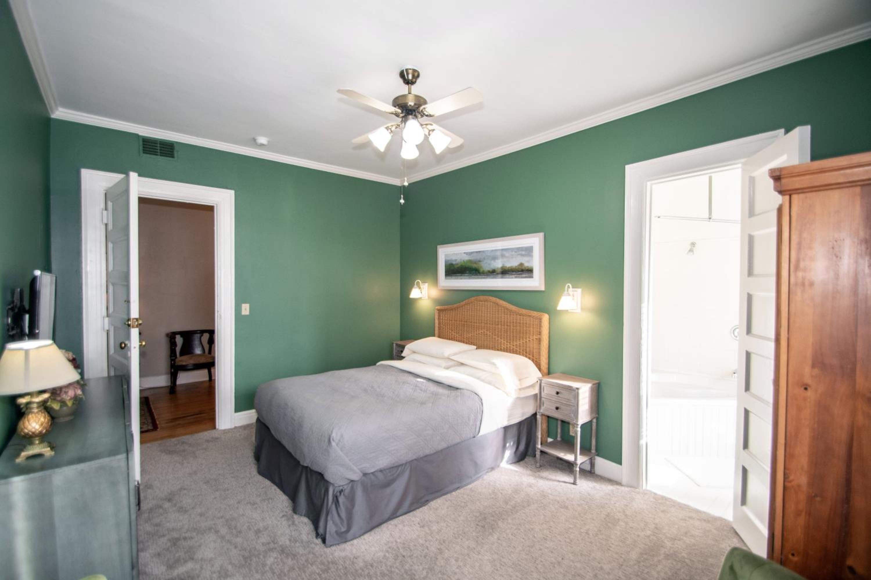 Deluxe Queen Room (Green) photo 3