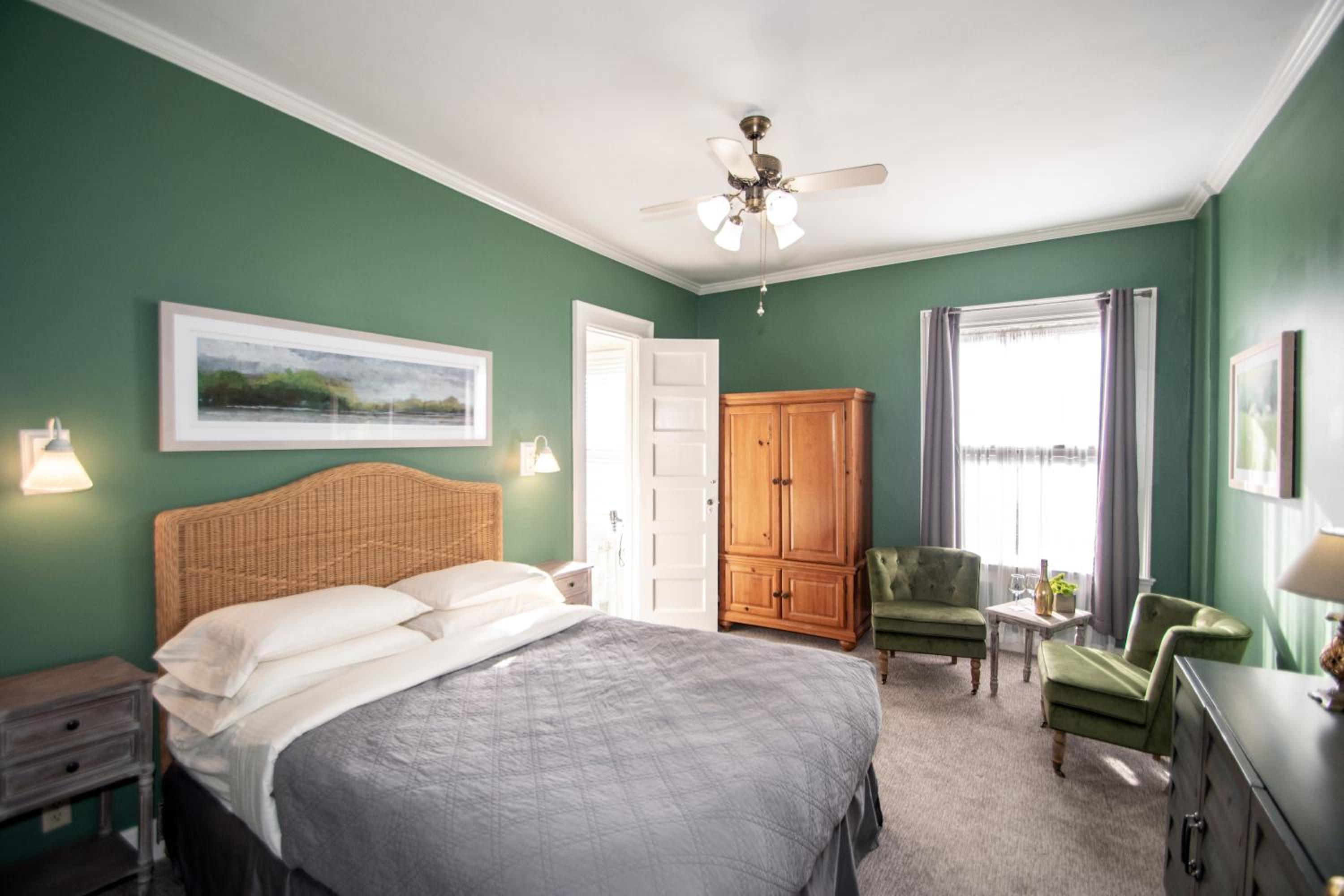 Deluxe Queen Room (Green) photo 2